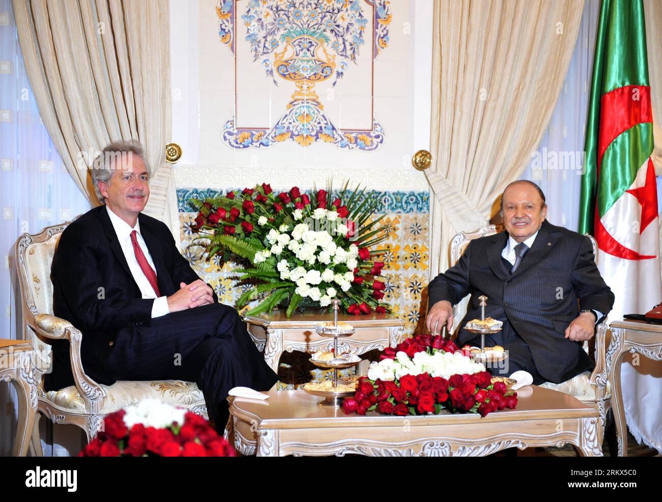 Bildnummer: 58892232 Datum: 06.12.2012 Copyright: imago/Xinhua (121206) -- ALGERI, 6 dicembre 2012 (Xinhua) -- il presidente algerino Abdelaziz Bouteflika (R) incontra il vice segretario di Stato americano William Burns a Djenane al-Mufti residenza ad Algeri, Algeria, 6 dicembre 2012. Burns è arrivato qui giovedì come parte di una visita di lavoro, con la questione della crisi in Mali all'ordine del giorno. (Xinhua/Mohamed Kadri) ALGERIA-US-DIPLOMACY PUBLICATIONxNOTxINxCHN Politik people premiumd x0x xac 2012 quer 58892232 Data 06 12 2012 Copyright Imago XINHUA Algeri DEC 6 2012 XINHUA Presidente algerino Abdel Foto Stock