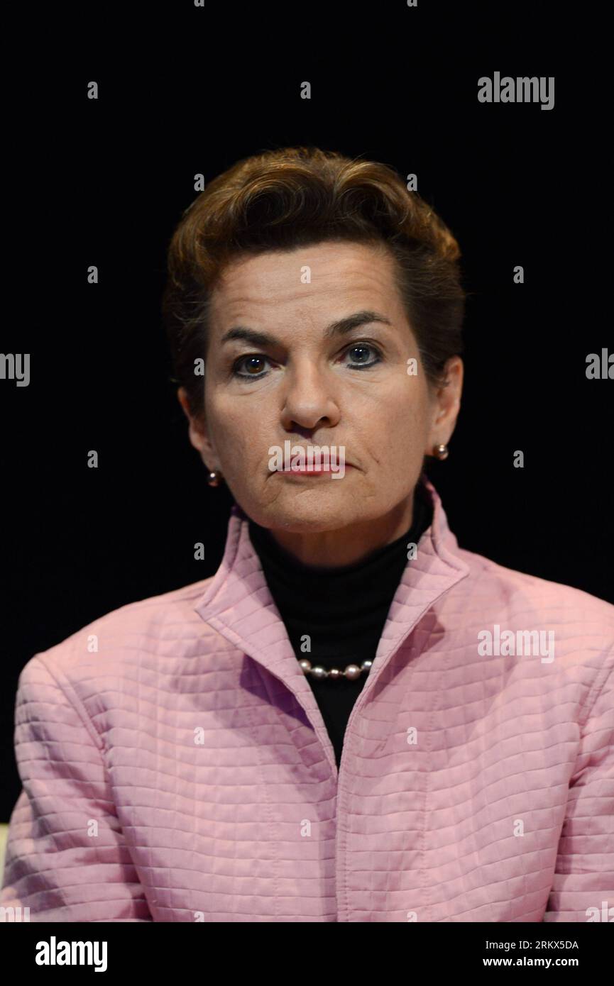 Bildnummer: 58892230 Datum: 06.12.2012 Copyright: imago/Xinhua (121206) -- DOHA, 6 dicembre 2012 (Xinhua) -- la segretaria esecutiva della Convenzione delle Nazioni Unite sui cambiamenti climatici Christiana Figueres partecipa all'evento di lancio per Momentum for Change: finanziamento innovativo per investimenti rispettosi del clima presso il Qatar National Conference Center (QNCC) il penultimo giorno dei colloqui sul clima a Doha, in Qatar, 6 dicembre 2012. (Xinhua/li Muzi) QATAR-DOHA-COP18-CMP8-CHRISTIANA FIGUERES PUBLICATIONxNOTxINxCHN Politik People Naturschutz globale Umweltfazilität Porträt uno un Klimaschutz Klima premiumd x0x xac 2 Foto Stock