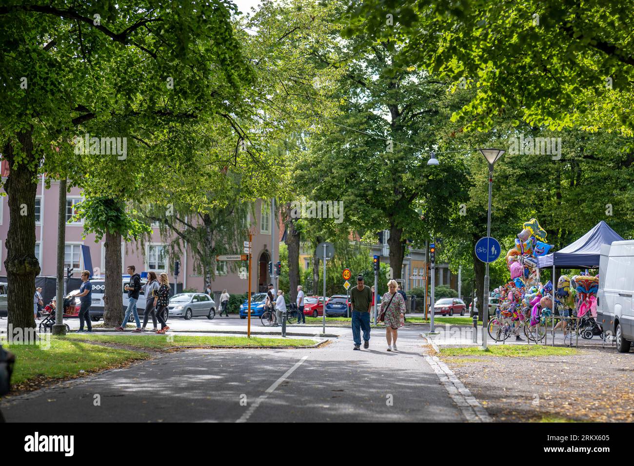 La gente passeggia sulla Southern Promenade durante il festival di agosto 2023. Il festival di agosto è un evento annuale che si tiene a Norrköping, in Svezia Foto Stock
