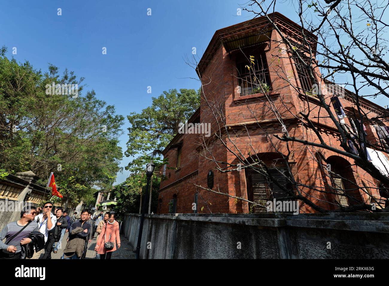 Bildnummer: 58896966 Datum: 06.12.2012 Copyright: imago/Xinhua XIAMEN, 6 dicembre 2012 -- i turisti camminano davanti a un'architettura storica in stile occidentale sull'isola di Gulangyu a Xiamen, provincia del Fujian della Cina sud-orientale, 6 dicembre 2012. L'isola di Gulangyu, con un'area di 1,87 chilometri quadrati e una popolazione di 000 abitanti, conserva più di 1000 edifici storici con stili diversi ed è conosciuta come il Museo di architettura della Cina. (Xinhua/Zhang Guojun) (lmm) CHINA-FUJIAN-XIAMEN-GULANGYU ISLAND-HISTORICAL ARCHITECTURE-PRESERVATION (CN) PUBLICATIONxNOTxINxCHN Gesellschaft Kultur Stadtarchitektur Archite Foto Stock