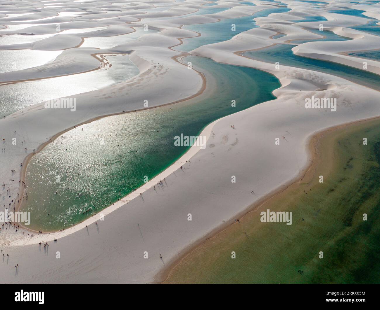 Vista aerea di Lencois Maranhenses. Dune di sabbia bianca con piscine di acqua fresca e trasparente. Deserto. Barreirinhas. Stato di Maranhao. Brasile Foto Stock