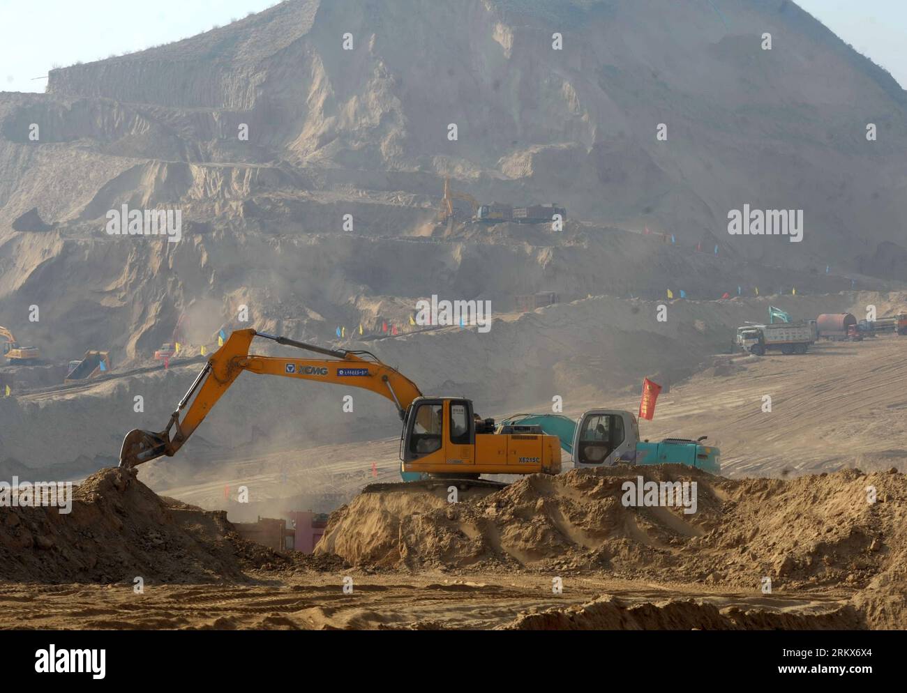Bildnummer: 58902246 Datum: 10.12.2012 Copyright: imago/Xinhua (121210) -- LANZHOU, 10 dicembre 2012 (Xinhua) -- i veicoli da costruzione lavorano in una regione collinare a Lanzhou, capitale della provincia del Gansu della Cina nord-occidentale, 10 dicembre 2012. Da ottobre è in corso la costruzione di un progetto di sviluppo del terreno, in quanto la città ha pianificato di rimuovere alcune delle sue aride colline per fornire terreno di 25 chilometri quadrati in mezzo anno per lo sviluppo della città. (Xinhua/Nie Jianjiang) CHINA-GANSU-LANZHOU-CITY CONSTRUCTION (CN) PUBLICATIONxNOTxINxCHN Wirtschaft Baugewerbe Baustelle Bauarbeiten Bodenarbeiten xjh x0x 20 Foto Stock