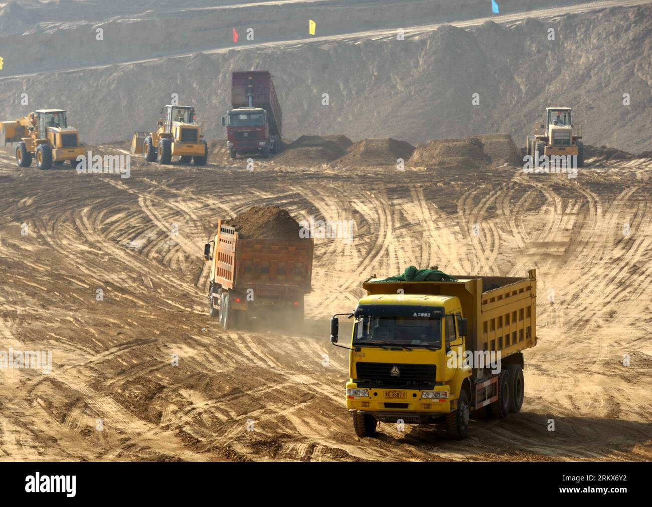 Bildnummer: 58902255 Datum: 10.12.2012 Copyright: imago/Xinhua (121210) -- LANZHOU, 10 dicembre 2012 (Xinhua) -- i veicoli da costruzione lavorano in una regione collinare a Lanzhou, capitale della provincia del Gansu della Cina nord-occidentale, 10 dicembre 2012. Da ottobre è in corso la costruzione di un progetto di sviluppo del terreno, in quanto la città ha pianificato di rimuovere alcune delle sue aride colline per fornire terreno di 25 chilometri quadrati in mezzo anno per lo sviluppo della città. (Xinhua/Nie Jianjiang) CHINA-GANSU-LANZHOU-CITY CONSTRUCTION (CN) PUBLICATIONxNOTxINxCHN Wirtschaft Baugewerbe Baustelle Bauarbeiten Bodenarbeiten xjh x0x 20 Foto Stock