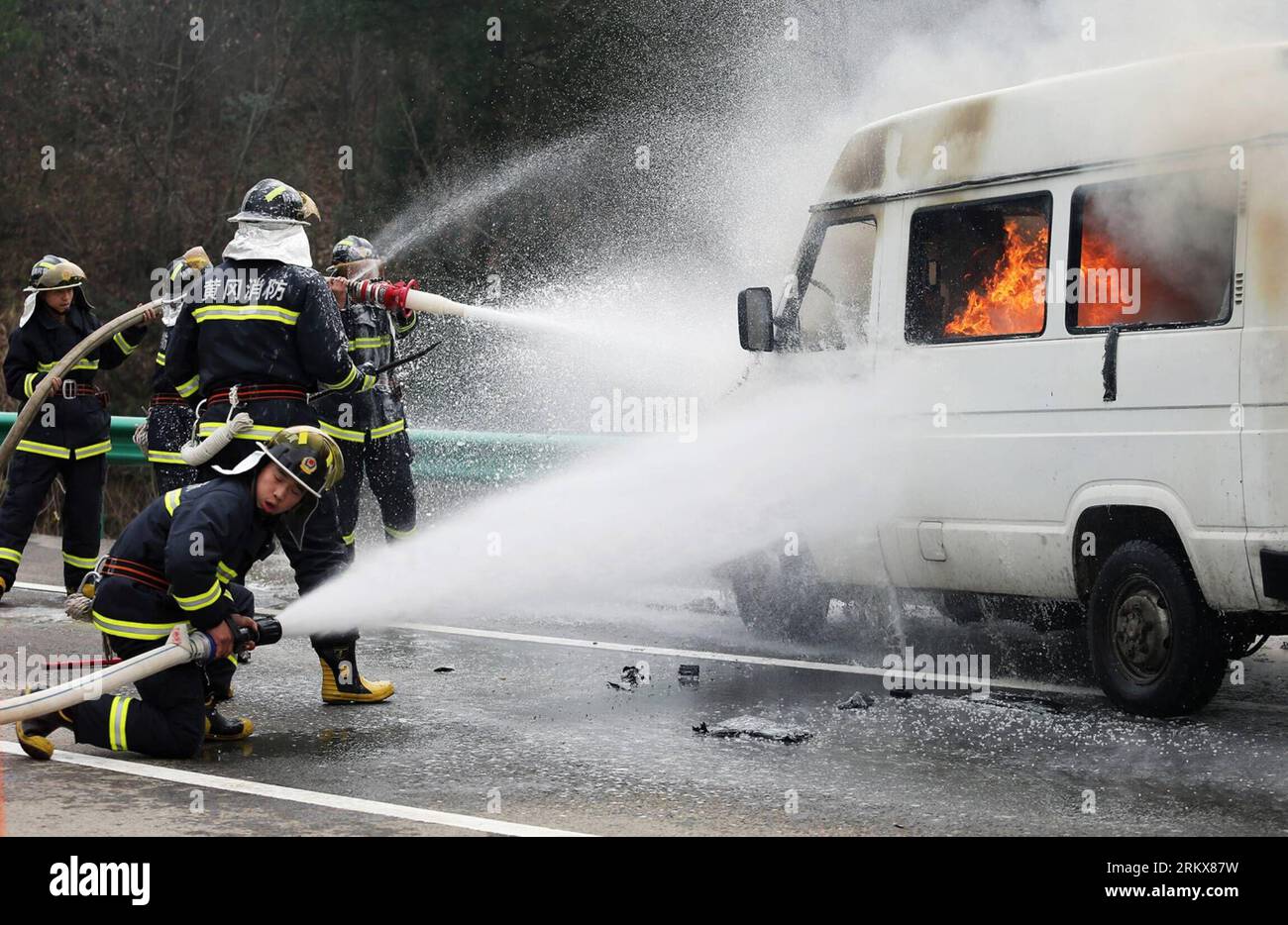 Bildnummer: 58914575 Datum: 13.12.2012 Copyright: imago/Xinhua (121213) - YINGSHAN, 13 dicembre 2012 (Xinhua) - i vigili del fuoco hanno spento un incendio nel veicolo simulato durante l'esercitazione di emergenza del traffico autostradale del 2012 nella contea di Yingshan, nella provincia di Hubei della Cina centrale, 13 dicembre 2012. L'esercitazione tenutasi giovedì ha coinvolto oltre 800 persone della polizia armata, del controllo antincendio, del soccorso medico e di altri dipartimenti. (Xinhua/Wan Xiang) (zz) CHINA-HUBEI-YINGSHAN-HIGHWAY TRAFFIC-EMERGENCY DRILL(CN) PUBLICATIONxNOTxINxCHN Gesellschaft Übung Katastrophenübung Katastrophenschutz Rettung Notfall Notfallü Foto Stock