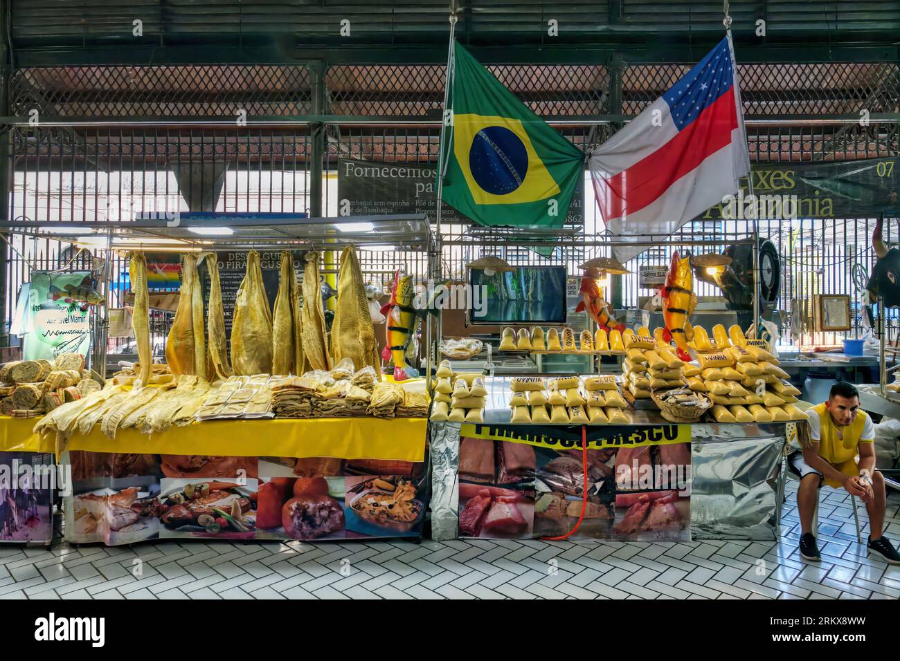 Pesce pirarucu gigante o pesce arapaima gigas appeso nella sezione del mercato del pesce, Adolpho Lisboa Market Hall, Manaus, Amazonia State, Brasile Foto Stock