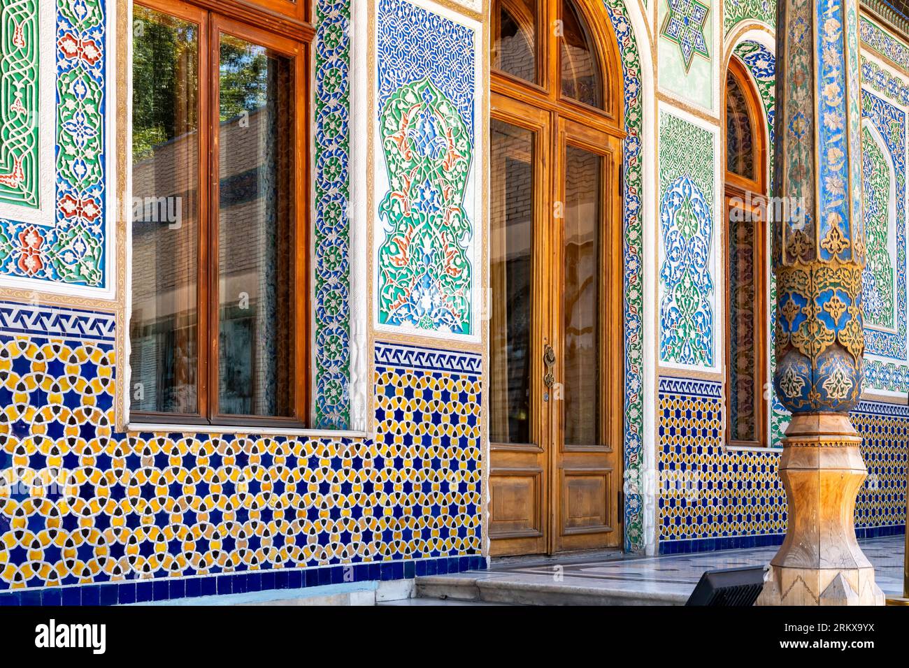 Tashkent, Uzbekistan-11 agosto 2023: Porta d'ingresso decorata di un museo di arti applicate a Tashkent, la capitale dell'Uzbekistan durante una giornata estiva Foto Stock