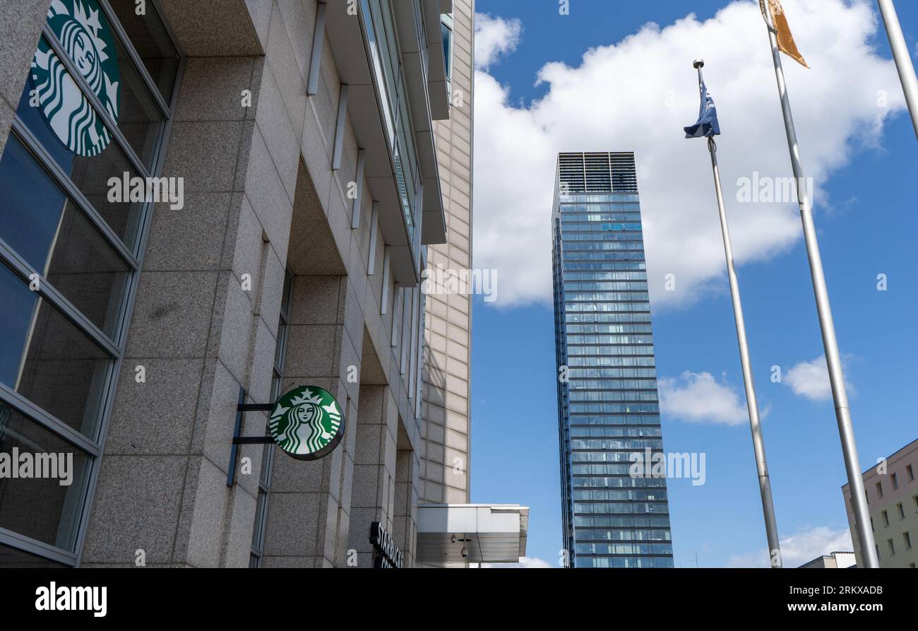 Cartello Starbucks Coffee in Europe Street. Ingresso nella caffetteria. Cartello aziendale Starbucks Coffee logo del brand store. Polonia, Varsavia - 27 luglio 2023. Foto Stock
