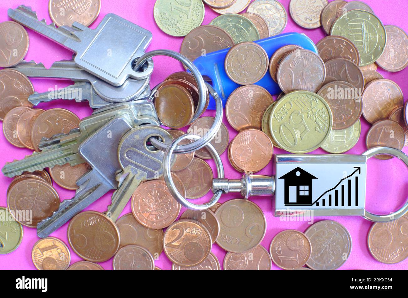 Cumuli di denaro e un sacco di chiavi, mutui, investimenti, immobili e concetto di business immobiliare Foto Stock