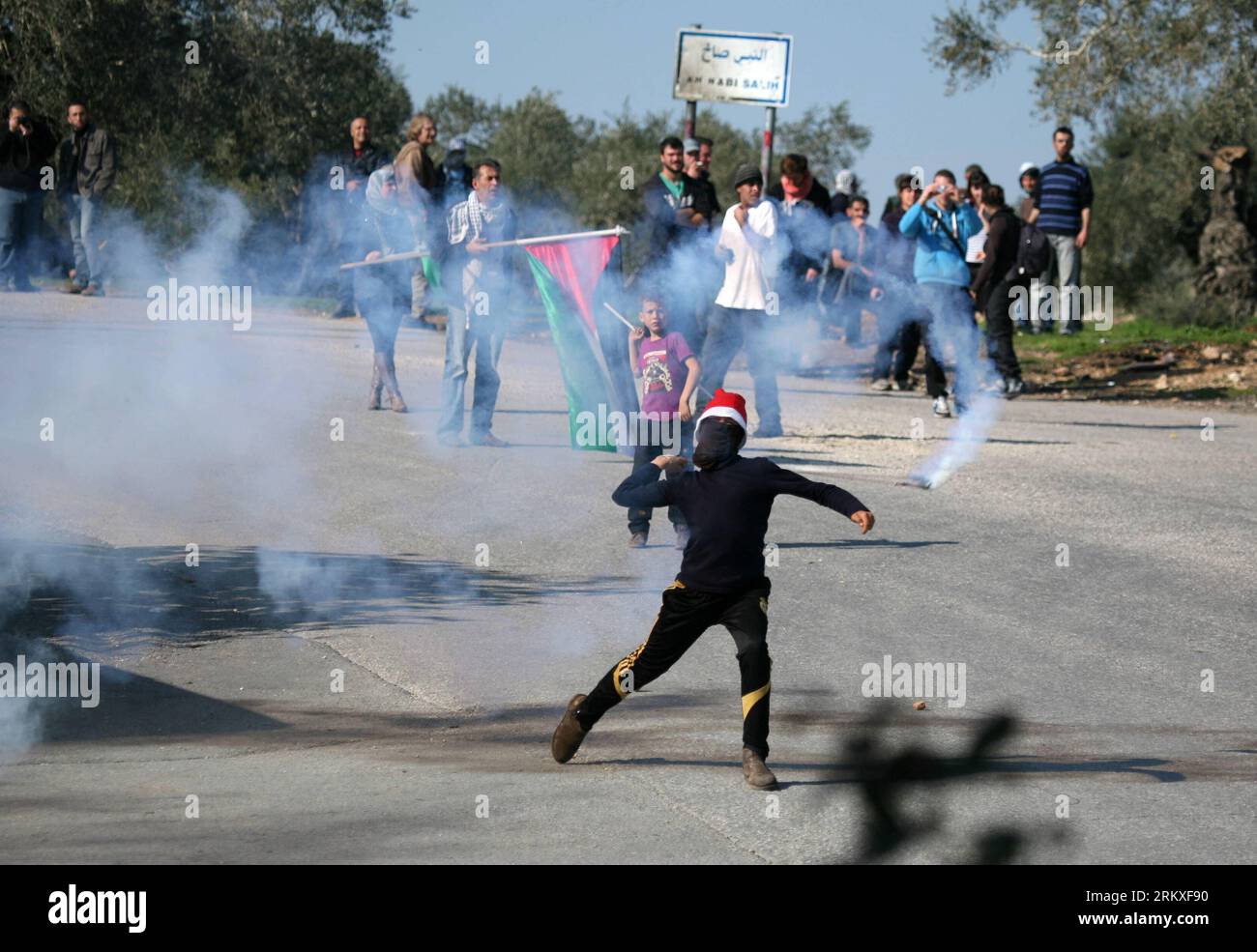 Bildnummer: 58955059 Datum: 28.12.2012 Copyright: imago/Xinhua Un manifestante palestinese lancia pietre contro i soldati israeliani durante una protesta contro l'espansione dell'insediamento ebraico nel villaggio della Cisgiordania di Nabi Saleh, vicino a Ramallah, il 28 dicembre 2012. (Xinhua/Fadi Arouri) MIDEAST-RAMALLAH-PROTEST PUBLICATIONxNOTxINxCHN Gesellschaft Israel palästinensische Autonomiegebiete Westjordanland proteste Ausschreitungen Siedlungsbau x0x xrj premiumd 2012 quer 58955059 Data 28 12 2012 Copyright Imago XINHUA un PALESTINESE lancia pietre CONTRO i soldati israeliani durante una protesta contro l'espansionismo Foto Stock