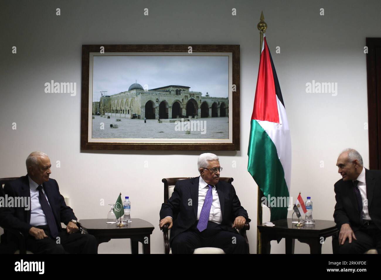 Bildnummer: 58955999 Datum: 29.12.2012 Copyright: imago/Xinhua (121229) -- RAMALLAH, 29 dicembre 2012 (Xinhua) -- il presidente palestinese Mahmoud Abbas (C) incontra il capo della Lega araba Nabil al-Arabi (L) e il ministro degli Esteri egiziano Moahhmed Kamel Amr al loro arrivo nella città di Ramallah il 29 dicembre 2012. (Xinhua/Fadi Arouri/POOL) (zw) MIDEAST-RAMALLAH-ARAB LEAGUE-EGYPT PUBLICATIONxNOTxINxCHN Politik People Arabische Liga x0x xub 2012 quer anteprima principale 58955999 Data 29 12 2012 Copyright Imago XINHUA Ramallah DEC 29 2012 XINHUA Presidente PALESTINESE Mahmoud Abbas C Meet Foto Stock