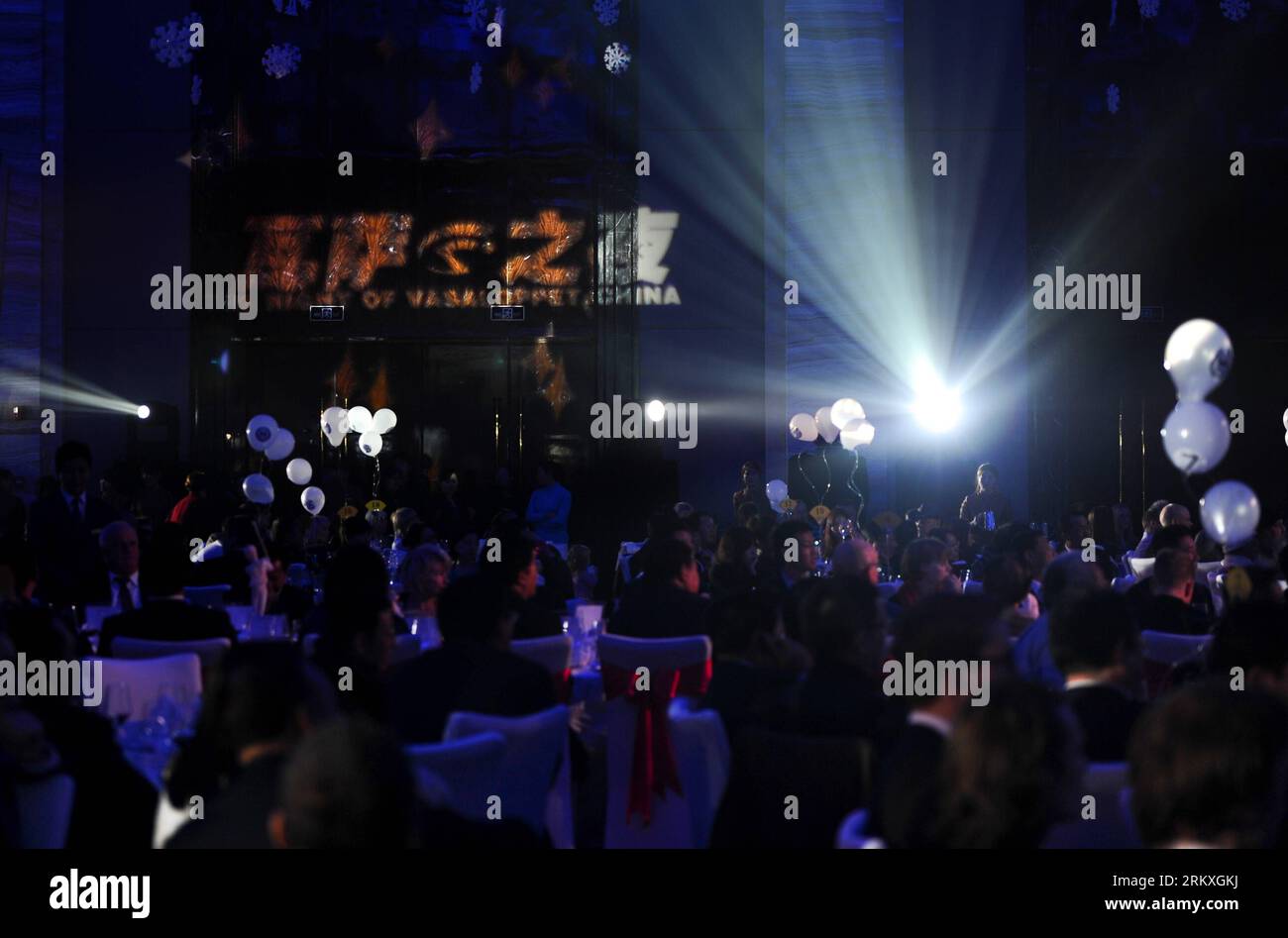 Bildnummer: 58958701 Datum: 31.12.2012 Copyright: imago/Xinhua (121231) -- CHANGCHUN, 31 dicembre 2012 (Xinhua) -- gli ospiti guardano lo spettacolo alla notte di Vasaloppet in Cina a Changchun, capitale della provincia di Jilin della Cina nord-orientale, 31 dicembre 2012. Nell'ambito del Vasaloppet China 2013 che dovrebbe iniziare il 2 gennaio, la festa di Capodanno si è tenuta lunedì sera a Changchun per accogliere il prossimo 2013. (Xinhua/Xu Chang) (mp) CINA-CHANGCHUN-NIGHT OF VASALOPPET (CN) PUBLICATIONxNOTxINxCHN Gesellschaft Silvester Neujahr 2012 2013 Jahreswechsel xdp x0x 2012 quer 58958701 Data 31 12 2012 Foto Stock