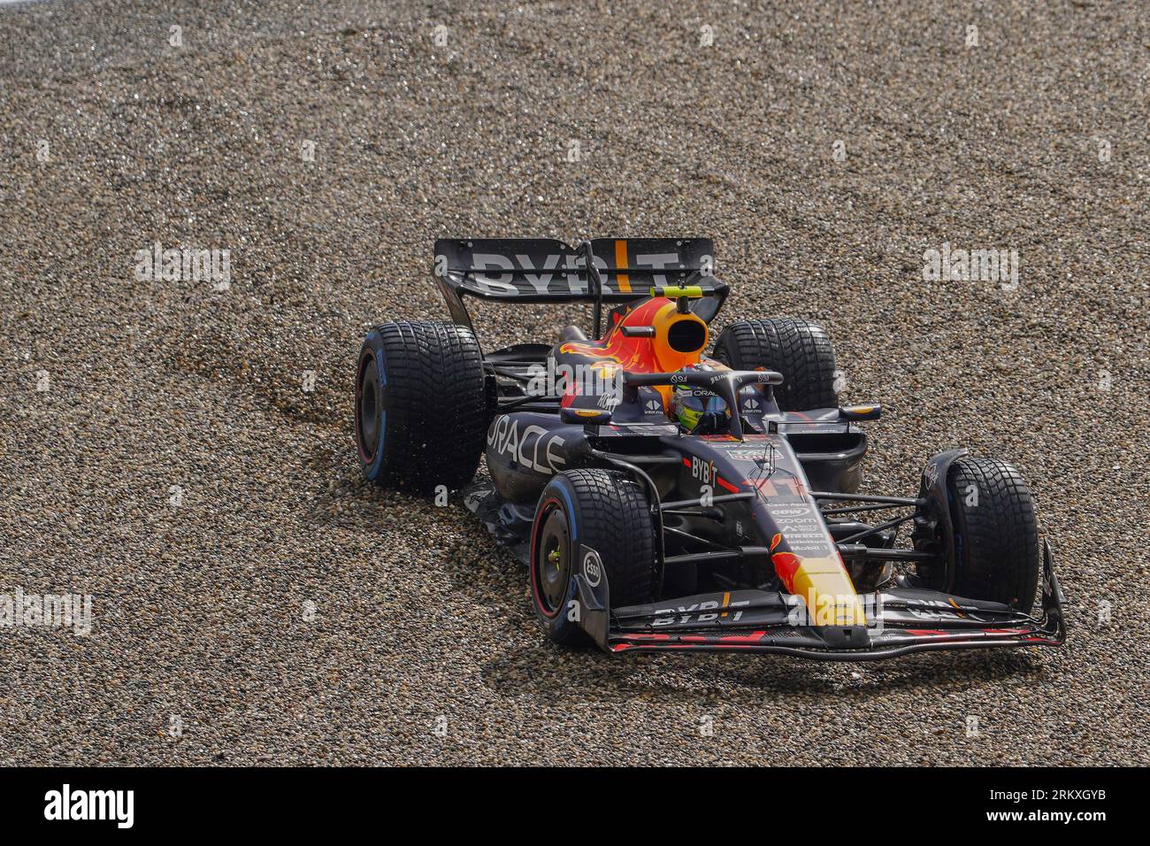 Sergio Perez 11 (mex), HONDA Red Bull Racing RB19 nella ghiaia durante il GRAN PREMIO D'OLANDA DI FORMULA 1 2023 al CM.com circuito di Zandvoort, Paesi Bassi il 26 agosto 2023 crediti: Every Second Media/Alamy Live News Foto Stock