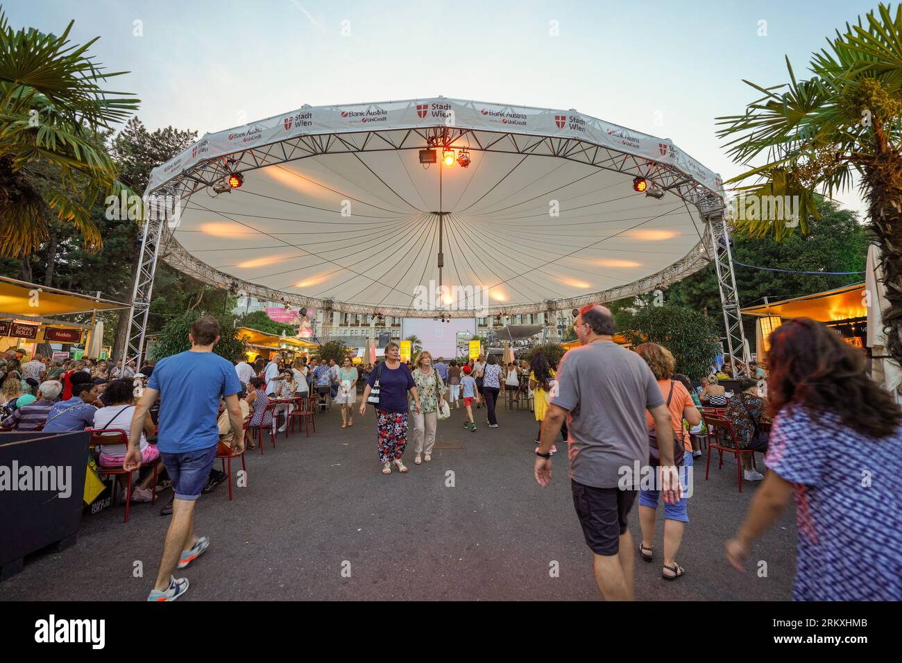 Vienna, Austria, UE-25 maggio 2023. Vienna Film Festival, il festival culinario più grande d'Europa. Persone che amano i film e i ristoranti in piazza. Foto Stock