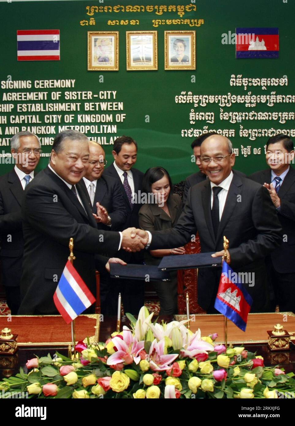 Bildnummer: 58963817 Datum: 04.01.2013 Copyright: imago/Xinhua (130104) -- PHNOM PENH, 4 gennaio 2013 (Xinhua) -- Phnom Penh Governatore KEP Chuktema (R, Front) stringe la mano con il governatore di Bangkok in visita Sukhumbhand Paribatra a Phnom Penh, Cambogia, 4 gennaio 2013. Cambogia e Thailandia hanno stipulato un accordo venerdì per stabilire una relazione tra le città gemelle tra Phnom Penh e Bangkok nel tentativo di promuovere relazioni e cooperazione più ampie. (Xinhua/Sovannara)(lyx) CAMBOGIA-PHNOM PENH-TAILANDIA-COOPERAZIONE PUBLICATIONxNOTxINxCHN People Politik Städtepartnerschaft Partnerstädte premiumd x0x x Foto Stock