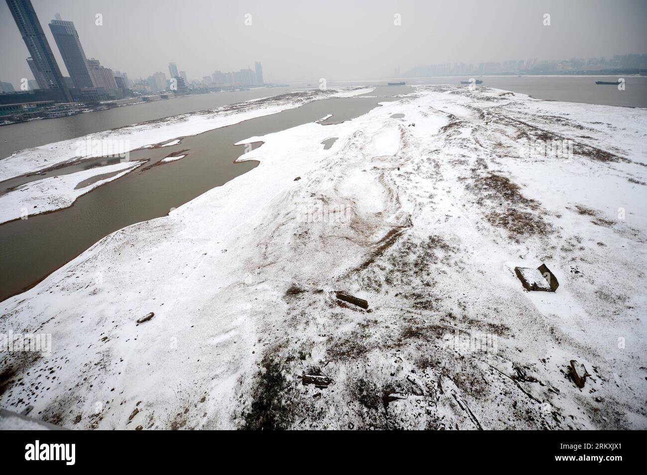 Bildnummer: 58965170 Datum: 05.01.2013 Copyright: imago/Xinhua (130105) -- NANCHANG, 5 gennaio 2013 (Xinhua) -- il bacino centrale del fiume Ganjiang è coperto di neve a Nanchang, capitale della provincia del Jiangxi della Cina orientale, 5 gennaio 2013. L'osservatorio meteorologico di Jiangxi ha emesso un allarme stradale ghiacciato rosso, il livello più grave del sistema di allarme meteorologico a quattro livelli, a causa delle forti nevicate e gelate che hanno avuto inizio il 3 gennaio. (Xinhua/Zhou KE) (hdt) CHINA-JIANGXI-WEATHER-TRAFFIC (CN) PUBLICATIONxNOTxINxCHN Gesellschaft Jahreszeit Winter Schnee Verkehr x0x xmb 2013 quer 58965 Foto Stock