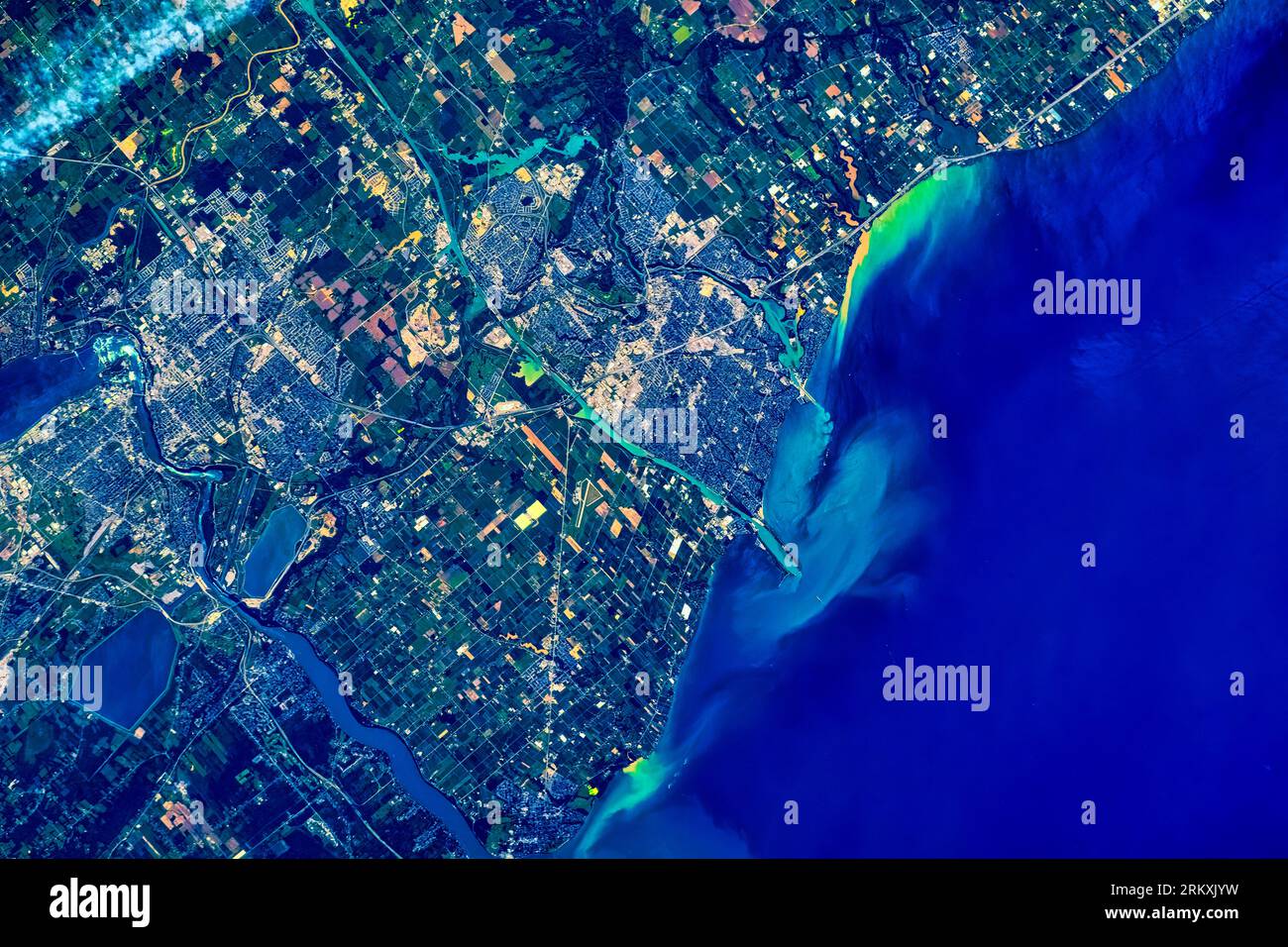 Area urbana e litorale dei grandi Laghi. Bellissimi colori blu e turchese nell'acqua. Miglioramento digitale di un'immagine da parte della NASA. Foto Stock