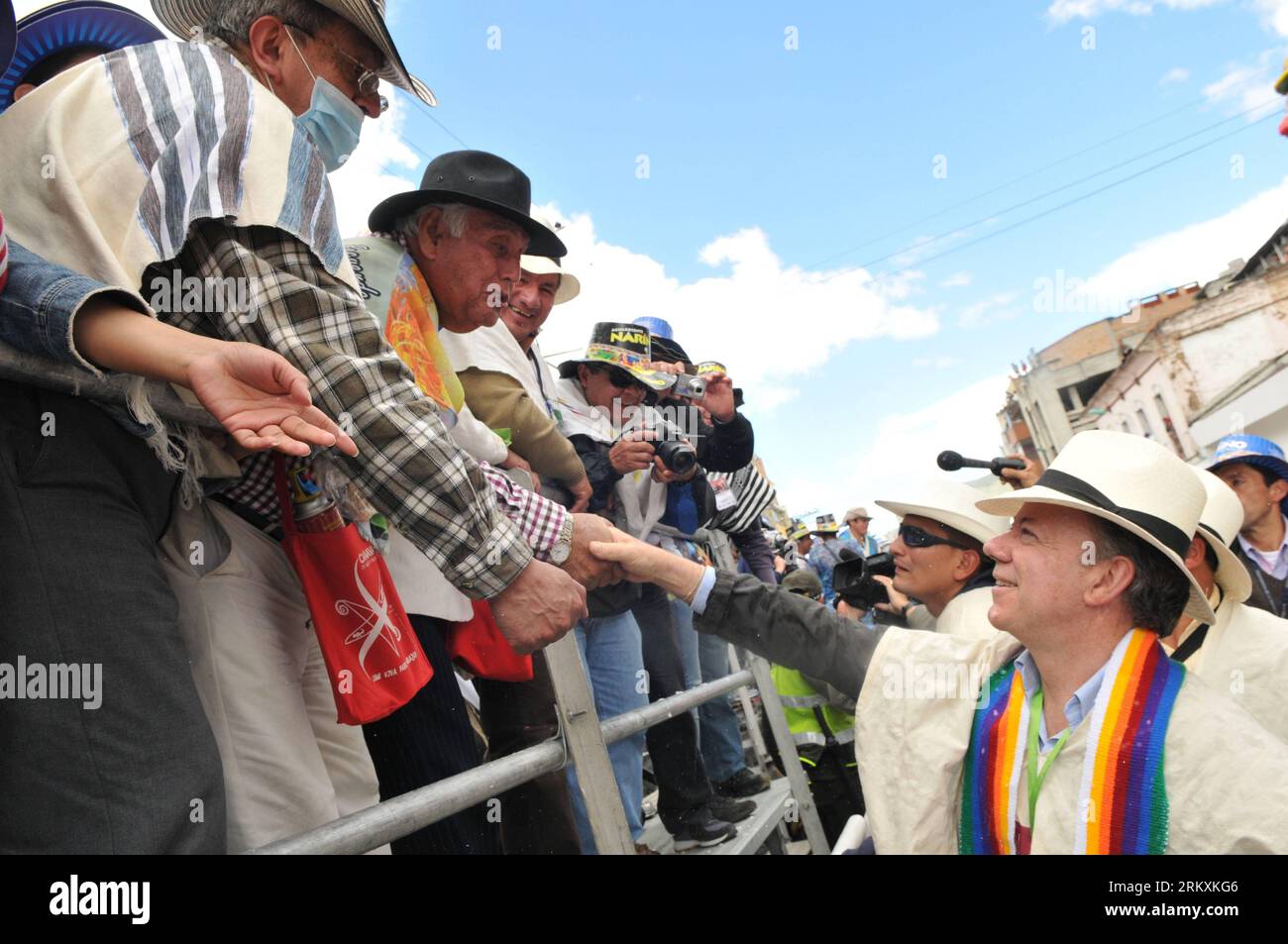 Bildnummer: 58968356 Datum: 06.01.2013 Copyright: imago/Xinhua (130107) -- SAN JUAN DE PASTO, 6 gennaio 2013 (Xinhua) -- l'immagine fornita dalla presidenza della Colombia mostra il presidente colombiano Juan Manuel Santos (R) che saluta i residenti durante una sfilata chiamata Carnevale dei neri e dei bianchi a San Juan de pasto, capitale del dipartimento di Narino, Colombia, 6 gennaio 2013. (Xinhua/Presidenza della Colombia) (zf) COLOMBIA-SAN JUAN DE PASTO-SANTOS PUBLICATIONxNOTxINxCHN People Politik xjh x1x 2013 quer 58968356 Data 06 01 2013 Copyright Imago XINHUA San Juan de pasto Jan 6 2013 XINHUA immagine fornita da Foto Stock