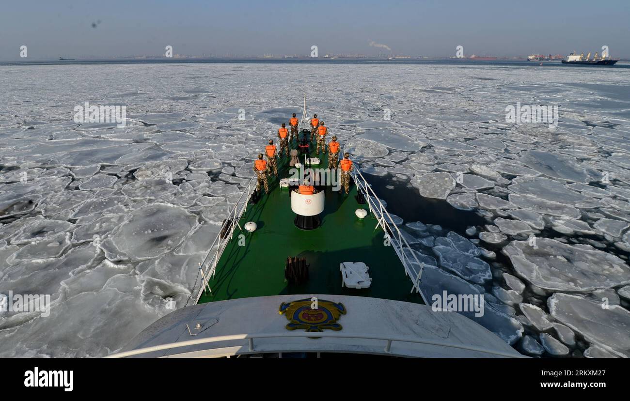 Bildnummer: 58974544 Datum: 08.01.2013 Copyright: imago/Xinhua (130108) -- QINHUANGDAO, 8 gennaio 2013 (Xinhua) -- gli agenti di polizia costiera locale sono in servizio sul mare coperto da ghiaccio derivante, a Qinhuangdao, nella provincia di Hebei della Cina settentrionale, 8 gennaio 2013. Una sciocchezza fredda ha creato uno strato di spesso ghiaccio marino nelle aree al largo della baia di Bohai nella provincia di Hebei. (Xinhua/Yang Shiyao) (lx) CINA-QINHUANGDAO-GHIACCIO MARINO (CN) PUBLICATIONxNOTxINxCHN Gesellschaft Winter Eis Eisbrecher Schiff Eisschollen Küstenwache Aufmacher Premiumd x0x xds 2013 quer 58974544 Data 08 01 2013 Copyright Imago XINHUA QINHUA Foto Stock