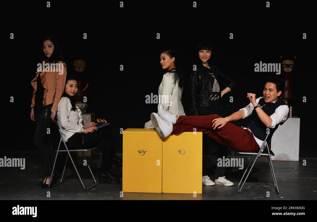 Bildnummer: 58985737 Datum: 08.01.2013 Copyright: imago/Xinhua BEIJING, 8 gennaio 2013 - Drama A Love Advertisement is Performed at the Star Theater di Pechino, capitale della Cina, 8 gennaio 2013. Il dramma, la cui performance durerà fino al 13 gennaio, è stato messo di nuovo in scena martedì dopo una revisione. (Xinhua/Wang Quanchao) (zz) CHINA-BEIJING-ENTERTAINMENT-DRAMA (CN) PUBLICATIONxNOTxINxCHN Kultur Theater x0x xmb 2013 quer 58985737 Data 08 01 2013 Copyright Imago XINHUA Pechino 8 gennaio 2013 Drama a Love Advertisement È eseguito ALLO Star Theatre di Pechino capitale della Cina 8 gennaio 2013 The Drama Foto Stock