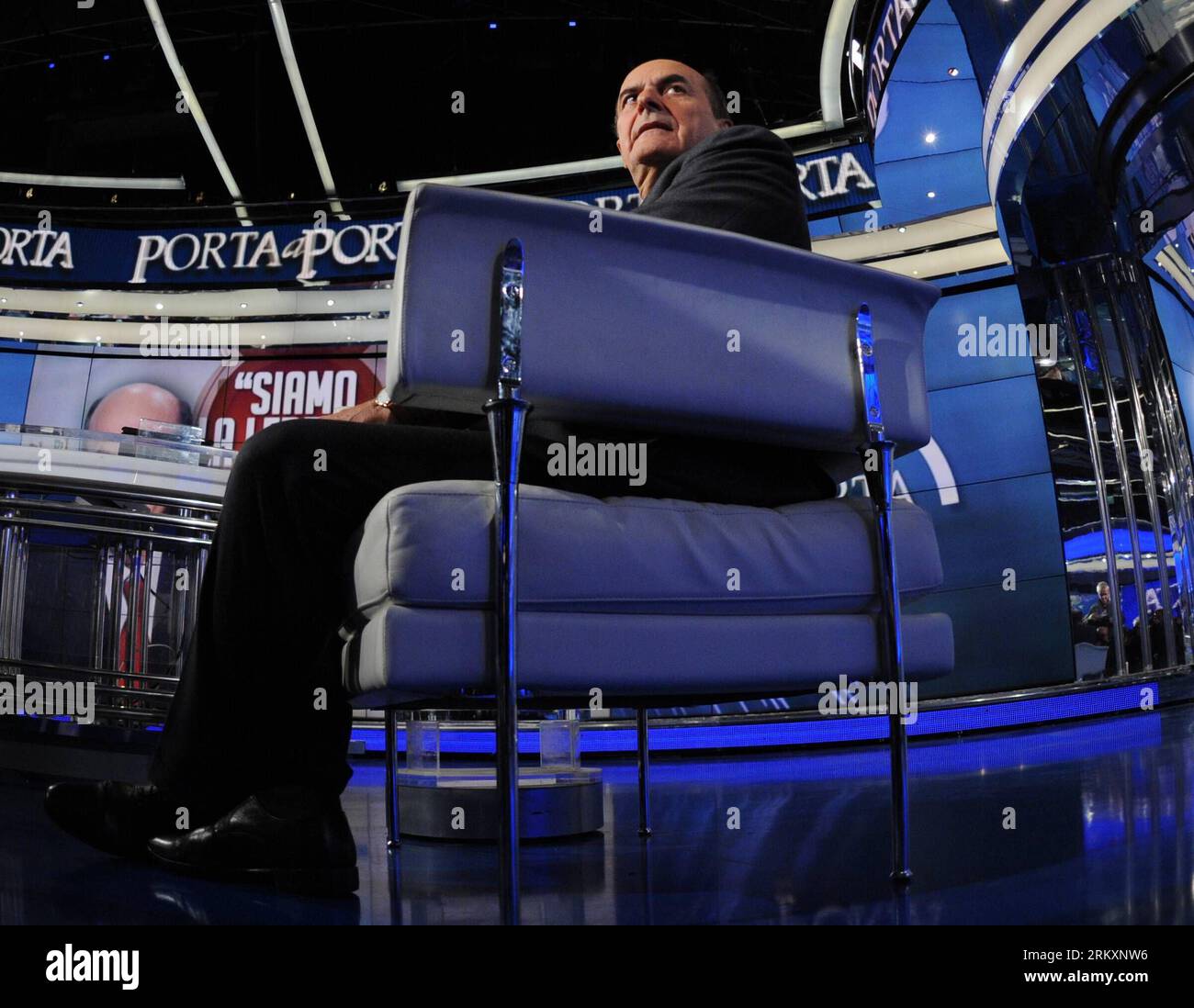 Bildnummer: 59024667 Datum: 10.01.2013 Copyright: imago/Xinhua leader italiano di centrosinistra Pier Luigi Bersani gesti durante un programma televisivo RAI1 a Roma, capitale d'Italia, 10 gennaio 2013 Pierluigi Pier Luigi. La campagna elettorale per la premiership italiana sembra ridefinire le alleanze tra i contendenti di potere nel paese colpito dalla crisi, che si avvicina al voto cruciale del mese prossimo in mezzo a un dibattito elettorale tiepido. (Xinhua/Alberto Lingria) (yy) ITALIA-ROMA-POLITICS-BERSANI PUBLICATIONxNOTxINxCHN Politik People x0x xdd premiumd 2013 Pierluigi Pier Luigi quer 59024667 Data 10 01 2013 Copyri Foto Stock