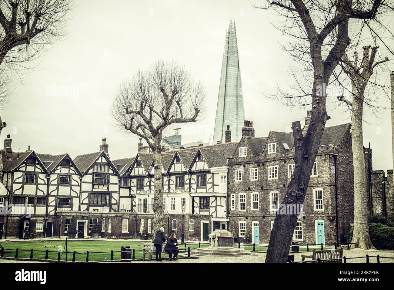 Foto di persone che camminano di fronte a un torreggiante punto di riferimento di Londra Foto Stock