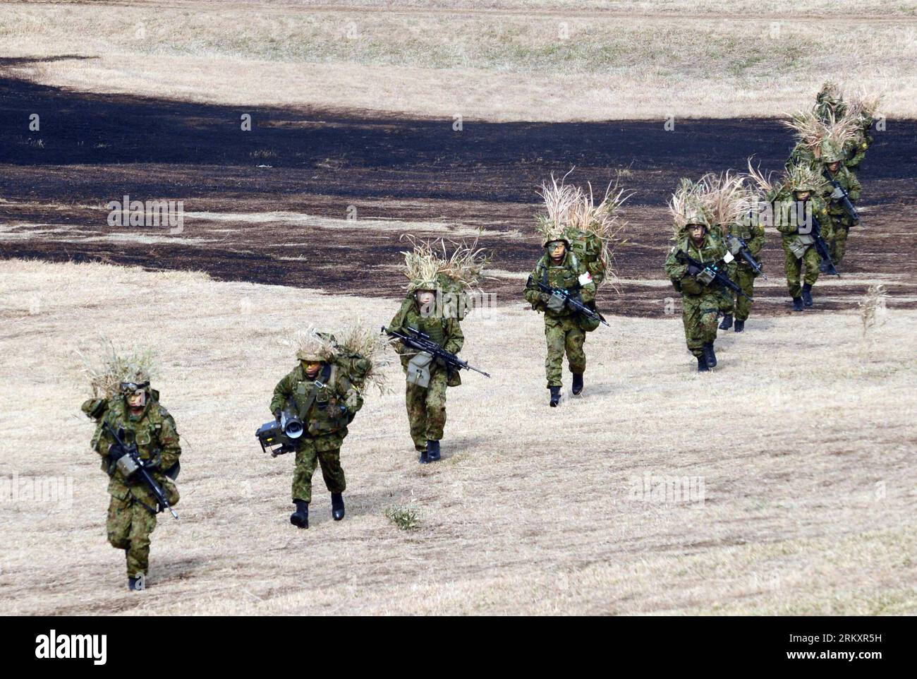 Bildnummer: 59067003 Datum: 13.01.2013 Copyright: imago/Xinhua (130113) -- NARASHINO, 13 gennaio 2013 (Xinhua) -- i membri della Ground Self Defense Force 1st Airborne Brigade prendono parte ad un'esercitazione militare a Narashino, periferia di Tokyo, Giappone, 13 gennaio 2013. Un totale di 300 persone, 20 aerei e 33 veicoli hanno preso parte all'esercitazione aperta presso il campo di addestramento della forza di difesa S Narashino. (Xinhua/ma Ping) (zf) ESERCITAZIONE MILITARE GIAPPONE-NARASHINO PUBLICATIONxNOTxINxCHN Militär Manöver Übung Militärübung Militärmanöver Armee Soldat Gesellschaft x2x xds 2013 quer o0 Soldat, Tarnung 5906 Foto Stock