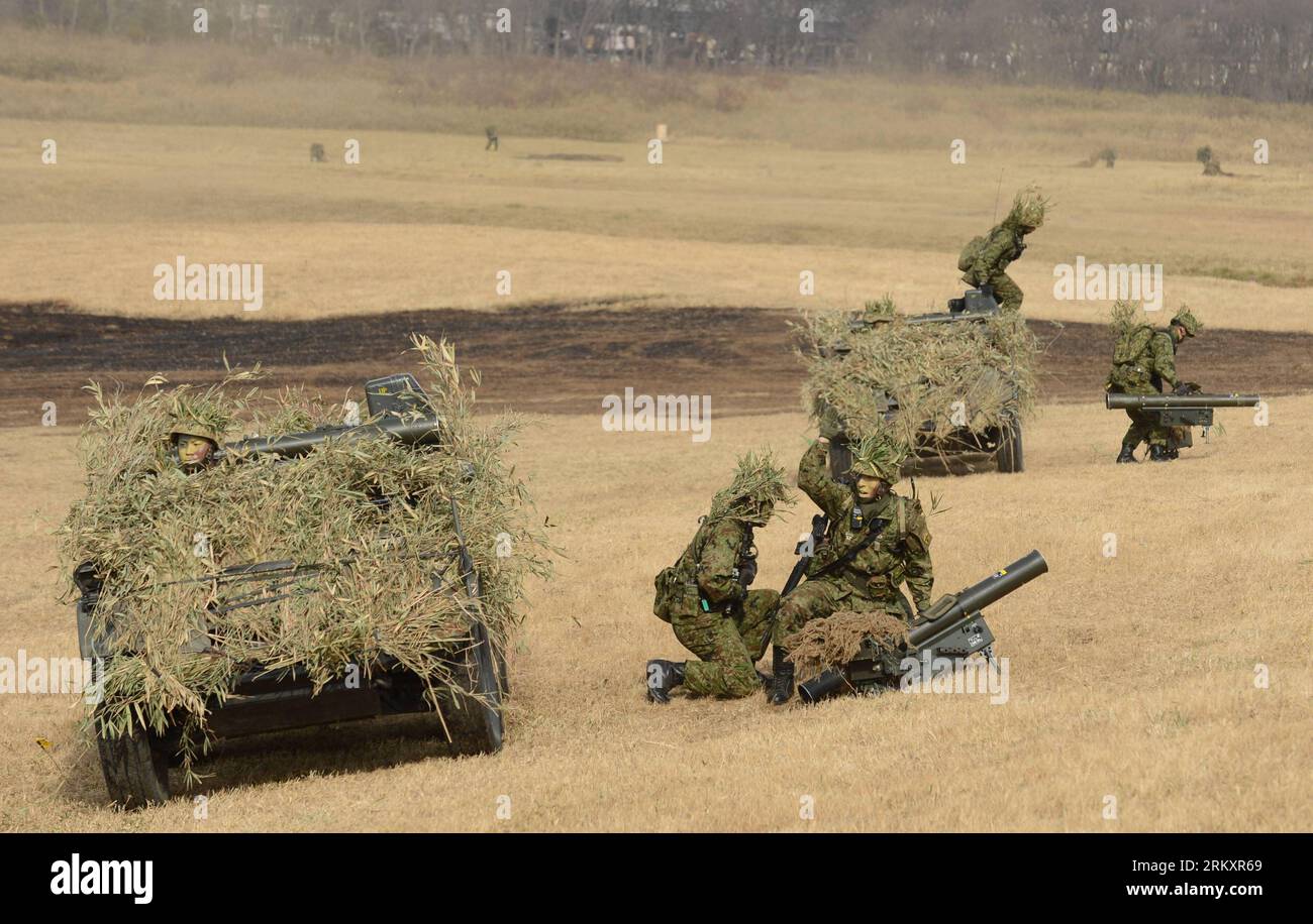 Bildnummer: 59067000 Datum: 13.01.2013 Copyright: imago/Xinhua (130113) -- NARASHINO, 13 gennaio 2013 (Xinhua) -- i membri della Ground Self Defense Force 1st Airborne Brigade prendono parte ad un'esercitazione militare a Narashino, periferia di Tokyo, Giappone, 13 gennaio 2013. Un totale di 300 persone, 20 aerei e 33 veicoli hanno preso parte all'esercitazione aperta presso il campo di addestramento della forza di difesa S Narashino. (Xinhua/ma Ping) (zf) ESERCITAZIONE MILITARE GIAPPONE-NARASHINO PUBLICATIONxNOTxINxCHN Militär Manöver Übung Militärübung Militärmanöver Armee Soldat Gesellschaft x2x xds 2013 quer o0 Tarnung 59067000 DAT Foto Stock