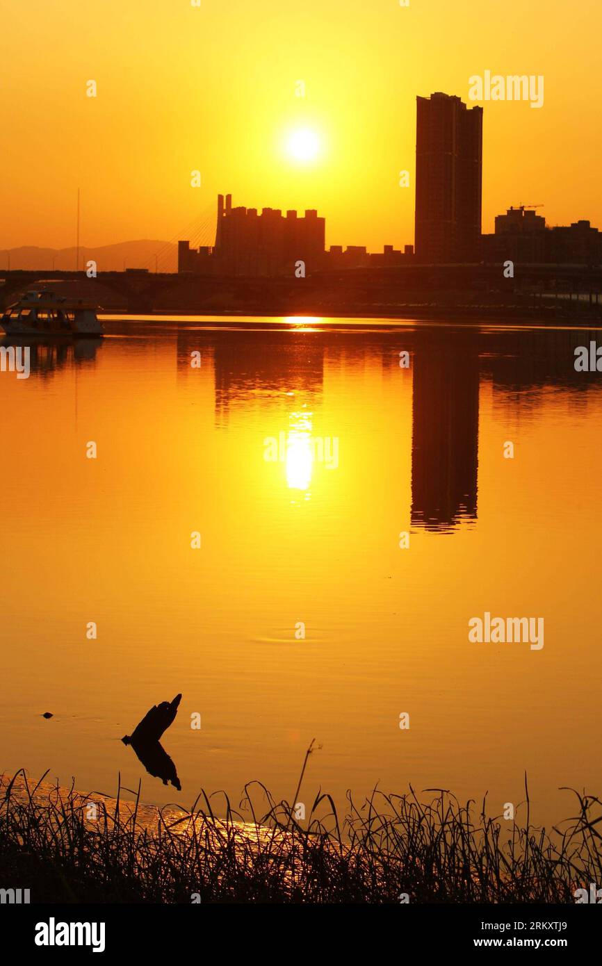 Bildnummer: 59085494 Datum: 15.01.2013 Copyright: imago/Xinhua TAIPEI, 15 gennaio 2013 - foto scattata il 15 gennaio 2013 mostra il tramonto a Dadaocheng a Taipei, nel sud-est della Cina. Dadaocheng, un'area nel distretto di Datong di Taipei, era un importante porto commerciale nel XIX secolo ed è ancora una delle principali attrazioni turistiche storiche e un'area commerciale. (Xinhua/Xing Guangli) (lfj) CINA-TAIPEI-DADAOCHENG-SUNSET (CN) PUBLICATIONxNOTxINxCHN Gesellschaft xas x0x 2013 Hoch Aufmacher Premiumd 59085494 Data 15 01 2013 Copyright Imago XINHUA Taipei 15 gennaio 2013 foto scattata IL 15 gennaio 2013 mostra Suns Foto Stock