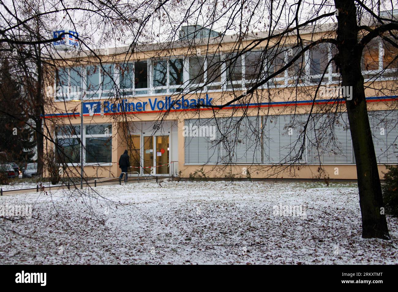 Bildnummer: 59085456 Datum: 15.01.2013 Copyright: imago/Xinhua BERLIN, 15 gennaio 2013 - Un cliente bancario guarda nella porta chiusa della filiale della Volksbank tedesca, a Steglitz, a sud-ovest di Berlino, 15 gennaio 2013. I rapinatori non identificati hanno scavato un tunnel di 30 metri (100 piedi) nella stanza dei depositi di sicurezza del seminterrato della banca e sono fuggiti con il loro trasporto il lunedì mattina, dando fuoco quando sono partiti per coprire i loro binari. (Xinhua/Pan Xu) (msq) GERMANY-BERLIN-BANK-TUNNEL-ROBBERY PUBLICATIONxNOTxINxCHN Gesellschaft GER Kriminalität Bank Überfall Banküberfall Bankraub Raubüberfall xas x0x 2013 q Foto Stock