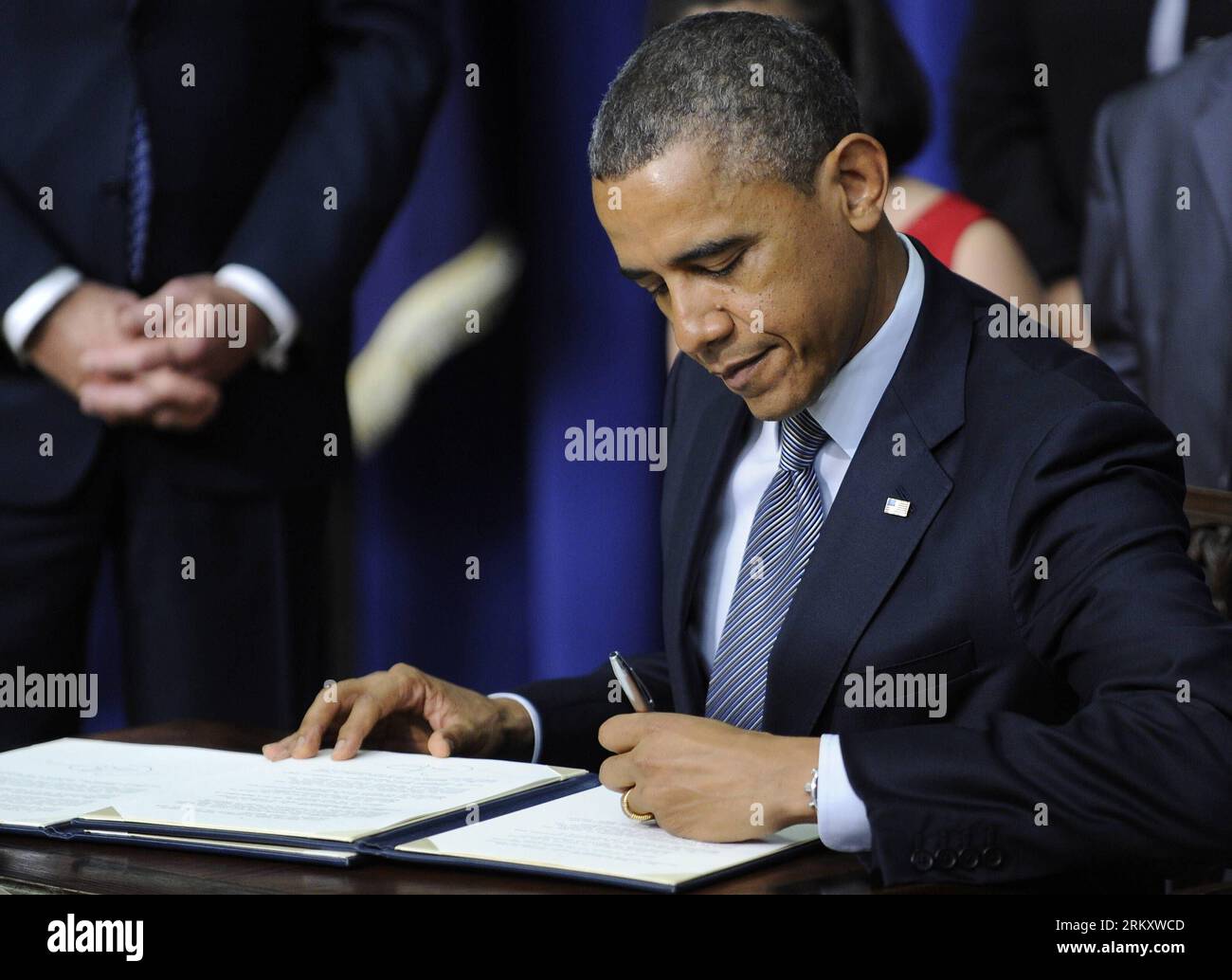 Bildnummer: 59095035  Datum: 16.01.2013  Copyright: imago/Xinhua (130116) -- WASHINGTON D.C., Jan. 16, 2013 (Xinhua) -- U.S. President Barack Obama signs executive orders on gun violence during an event at the White House in Washington D.C., capital of the United States, Jan. 16, 2013. Obama on Wednesday unveiled a sweeping and expansive package of gun violence reduction proposals, a month after the Sandy Hook Elementary School mass shooting killed 26 including 20 schoolchildren. (Xinhua/Zhang Jun) US-WASHINTON-OBAMA-GUN-CONTROL PUBLICATIONxNOTxINxCHN Politik People USA Gesetz Unterzeichnung p Foto Stock