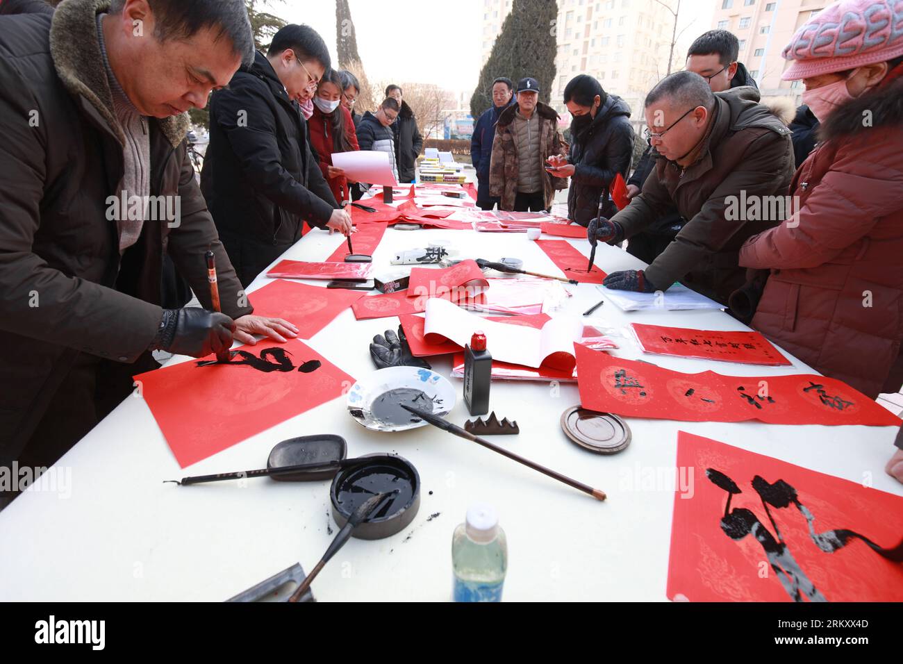 CONTEA DI LUANNAN, provincia di Hebei, Cina - 19 gennaio 2020: I calligrafi scrivono i distici del Festival di primavera nel parco. Foto Stock