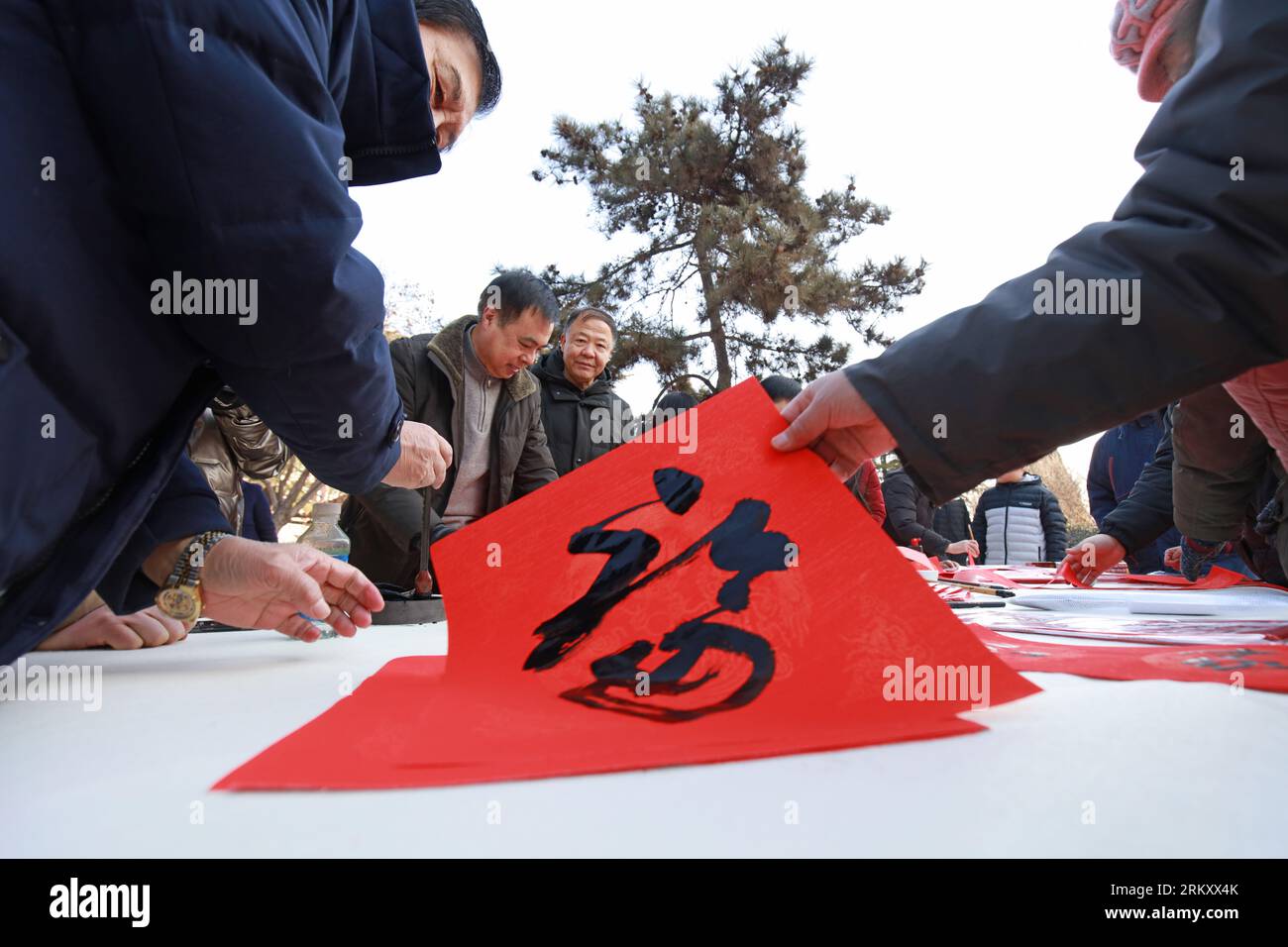 CONTEA DI LUANNAN, provincia di Hebei, Cina - 19 gennaio 2020: I calligrafi scrivono i distici del Festival di primavera nel parco. Foto Stock