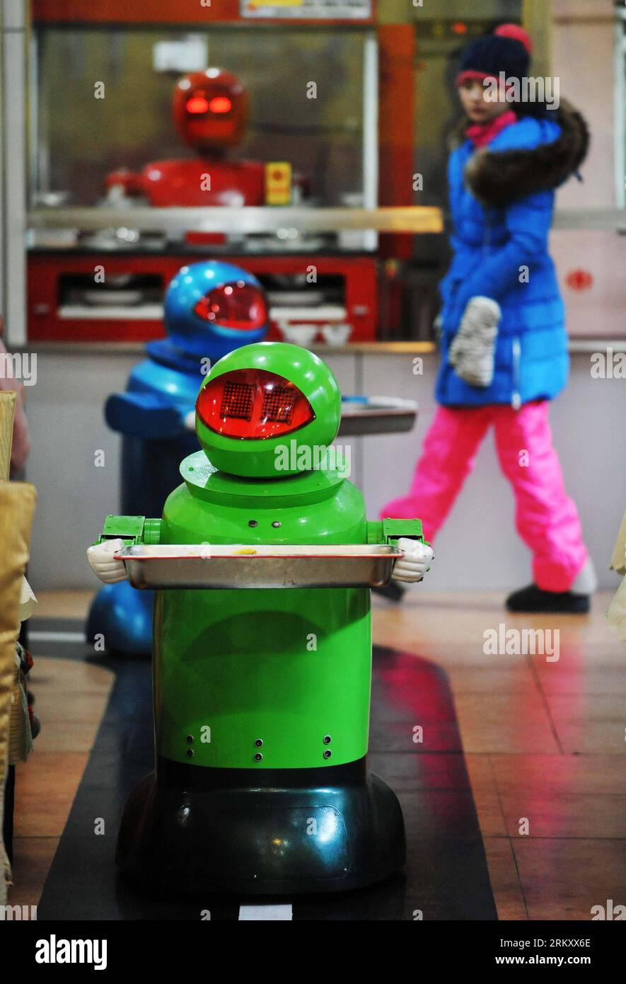 Bildnummer: 59103144 Datum: 18.01.2013 Copyright: imago/Xinhua (130118) -- HARBIN, 18 gennaio 2013 (Xinhua) -- i robot servono piatti in un ristorante a tema robot a Harbin, capitale della provincia di Heilongjiang della Cina nord-orientale, 18 gennaio 2013. Aperto nel giugno del 2012, il ristorante ha guadagnato fama utilizzando un totale di 20 robot per cucinare i pasti, consegnare i piatti e salutare i clienti. (Xinhua/Wang Jianwei) (zc) RISTORANTE A TEMA CHINA-HEILONGJIANG-HARBIN-ROBOT (CN) PUBLICATIONxNOTxINxCHN Gesellschaft Gastronomie Erlebnisgastronomie kurios Komik Roboter Kellner Fotostory x0x xds 2013 Hoch 59103144 Data Foto Stock