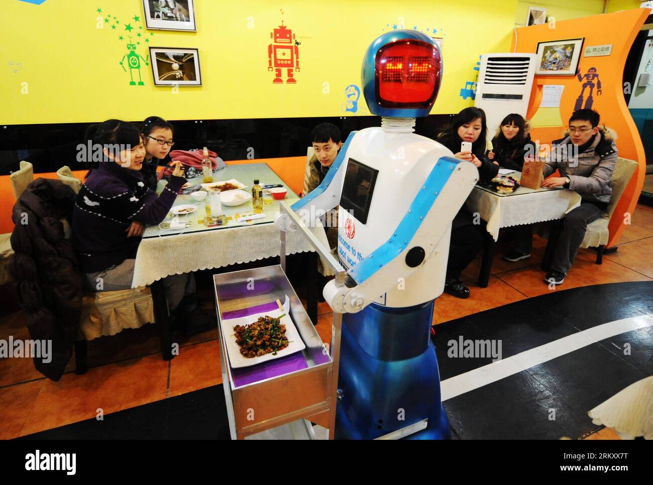 Bildnummer: 59103149 Datum: 18.01.2013 Copyright: imago/Xinhua (130118) -- HARBIN, 18 gennaio 2013 (Xinhua) -- Un robot serve piatti in un ristorante a tema robot a Harbin, capitale della provincia di Heilongjiang della Cina nord-orientale, 18 gennaio 2013. Aperto nel giugno del 2012, il ristorante ha guadagnato fama utilizzando un totale di 20 robot per cucinare i pasti, consegnare i piatti e salutare i clienti. (Xinhua/Wang Jianwei) (zc) RISTORANTE A TEMA CHINA-HEILONGJIANG-HARBIN-ROBOT (CN) PUBLICATIONxNOTxINxCHN Gesellschaft Gastronomie Erlebnisgastronomie kurios Komik Roboter Kellner Fotostory x0x xds 2013 quer premiumd 591 Foto Stock