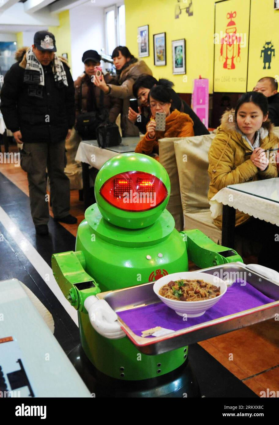 Bildnummer: 59103148 Datum: 18.01.2013 Copyright: imago/Xinhua (130118) -- HARBIN, 18 gennaio 2013 (Xinhua) -- Un robot serve piatti in un ristorante a tema robot a Harbin, capitale della provincia di Heilongjiang della Cina nord-orientale, 18 gennaio 2013. Aperto nel giugno del 2012, il ristorante ha guadagnato fama utilizzando un totale di 20 robot per cucinare i pasti, consegnare i piatti e salutare i clienti. (Xinhua/Wang Jianwei) (zc) CHINA-HEILONGJIANG-HARBIN-ROBOT THEMED RESTAURANT (CN) PUBLICATIONxNOTxINxCHN Gesellschaft Gastronomie Erlebnisgastronomie kurios Komik Roboter Kellner Fotostory x0x xds 2013 hoch premiumd 591 Foto Stock
