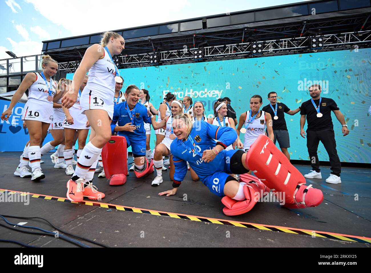 26 agosto 2023, Renania settentrionale-Vestfalia, Mönchengladbach: Hockey su prato, donne: Campionato europeo, Inghilterra-Germania, ultimo round, partita per il 3° posto. I giocatori tedeschi posano per la foto della squadra con la medaglia di bronzo. Foto: Federico Gambarini/dpa credito: dpa Picture Alliance/Alamy Live News Foto Stock