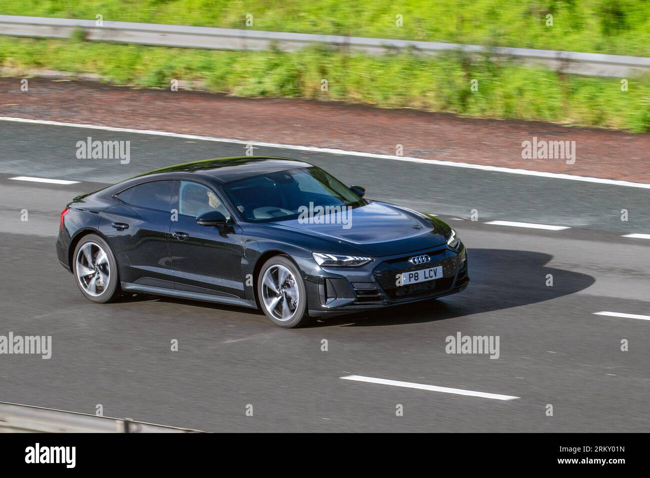 2022 Audi e-Tron GT quattro 476 quattro Electric 93 kWh Auto Nero berlina elettricità 350 kW viaggiando a velocità sostenuta sull'autostrada M6 a Greater Manchester, Regno Unito Foto Stock