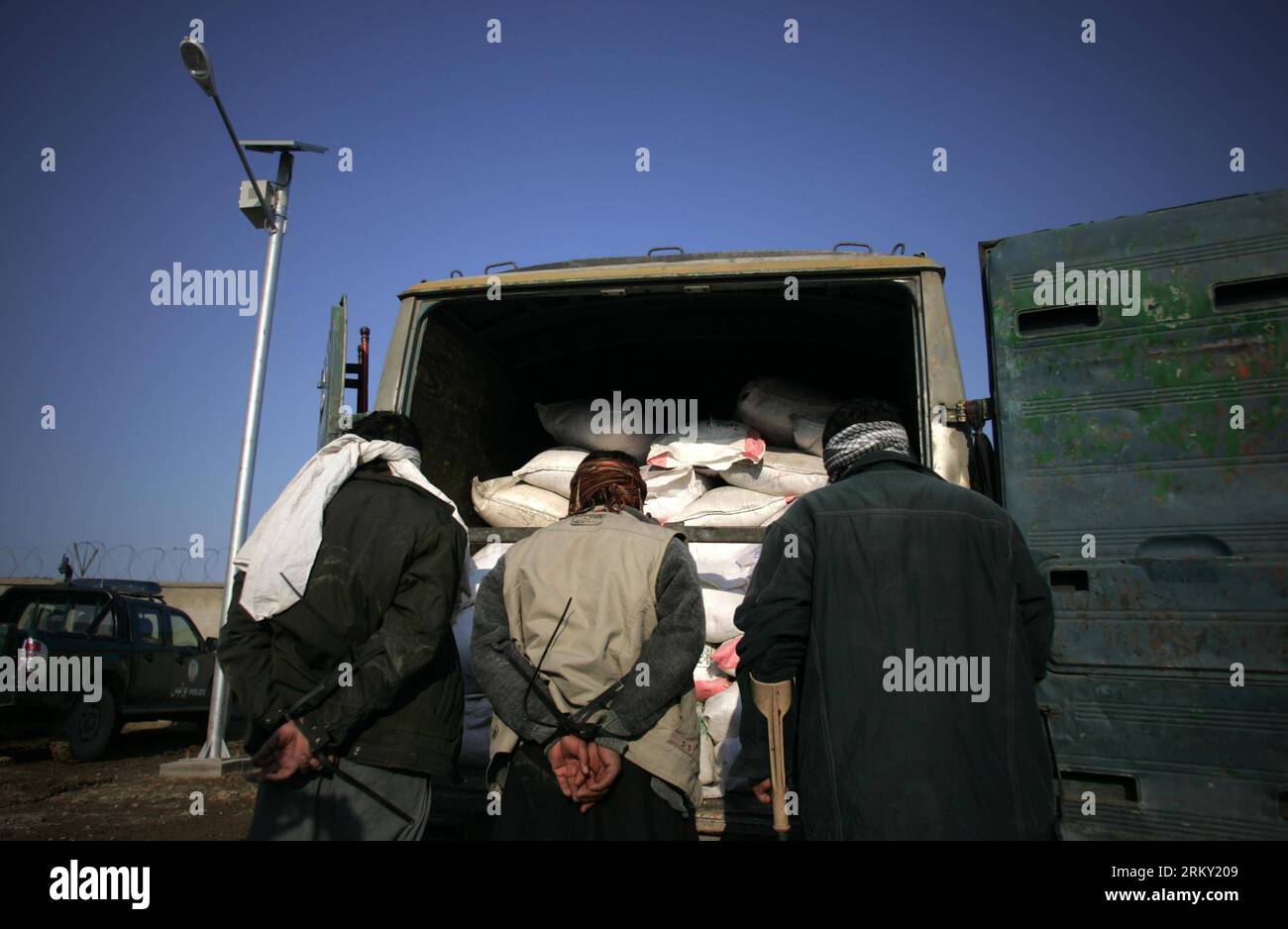 Bildnummer: 59122538 Datum: 23.01.2013 Copyright: imago/Xinhua (130123) - KABUL, 23 gennaio 2013 (Xinhua) - sospetti terroristi si trovano accanto a un autobus carico di esplosivi dopo essere stati catturati dalle forze di sicurezza a Kabul, Afghanistan, 23 gennaio 2013. Le forze di sicurezza hanno scoperto un autobus carico di esplosivi nella capitale afghana Kabul e hanno quindi sventato un possibile attacco terroristico nella città devastata dalla guerra mercoledì. (Xinhua/Ahmad Massoud) (zf) AFGHANISTAN-KABUL-EXPLOSIVE OBJECT PUBLICATIONxNOTxINxCHN Gesellschaft Politik Terror Terroristen Verhaftung Sprengstoff Sprengstofffund x0x xdd premiumd 2013 quer 59122538 Data 23 Foto Stock