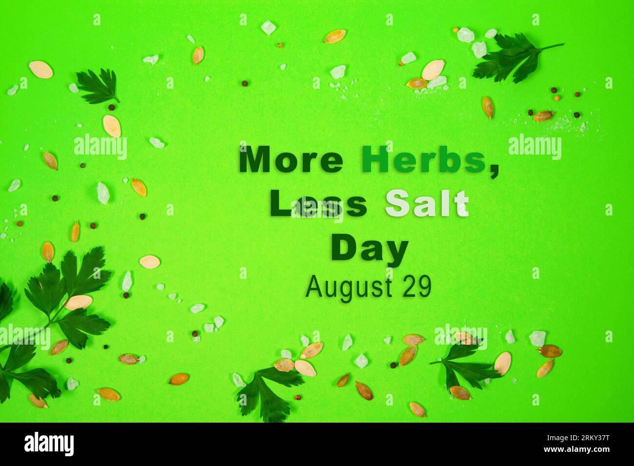 Sfondo verde audace e sorprendente con erbe, sale grossolano, semi di zucca e grani di pepe. Poster per più erbe, meno Salt Day osservato il 29 agosto Foto Stock