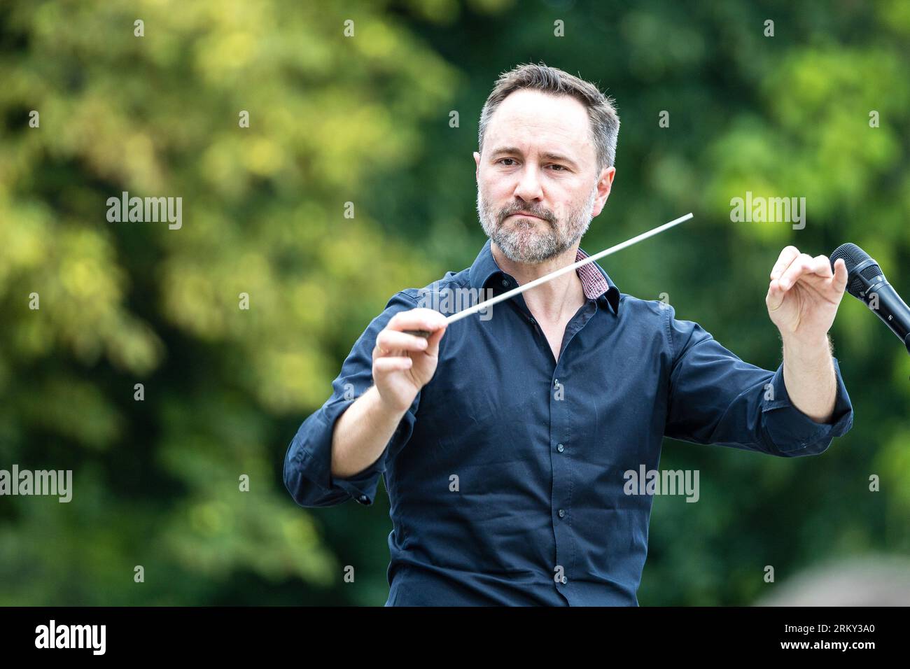 26 agosto 2023, Brandeburgo, Cottbus: In un concerto teatrale per celebrare l'evento di apertura del Cottbus State Theater per la nuova stagione, il direttore musicale generale Alexander Merzyn dirige musicisti dilettanti. "Insieme. Qui." È il motto del Cottbus State Theater per la stagione 2023/24, che il Brandeburgo con quattro relatori celebra questo fine settimana insieme ai cittadini. Saranno presentate in totale 19 anteprime nelle divisioni drammatica, teatro musicale e balletto, otto concerti filarmonici e numerosi eventi nelle serie "Special Format" e "Special". Foto: Frank Hammerschmidt/dpa/ Foto Stock