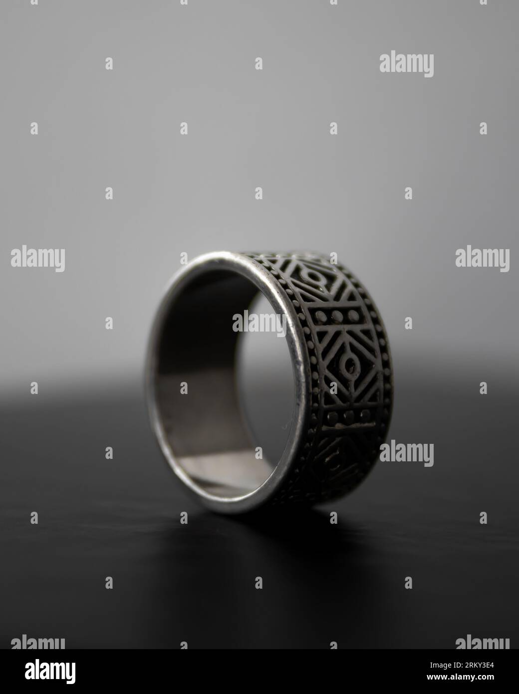 Foto del prodotto di un anello in argento a tema vichingo Foto Stock
