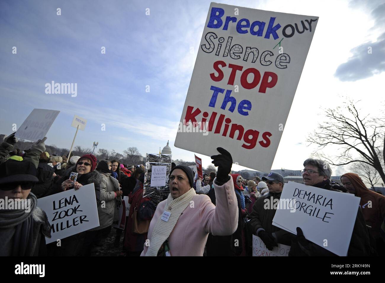 Bildnummer: 59139696 Datum: 26.01.2013 Copyright: imago/Xinhua (130126) -- WASHINGTON D.C., 26 gennaio 2013 (Xinhua) -- tenere cartelli contro la violenza delle armi di fronte al Campidoglio durante una marcia a Washington D.C., capitale degli Stati Uniti, 26 gennaio 2013. Migliaia di persone, tra cui familiari delle vittime e sopravvissuti alle sparatorie alla Virginia Tech University, alla scuola elementare Sandy Hook e altri, hanno partecipato a una marcia per leggi più severe sul controllo delle armi qui sabato. (Xinhua/Zhang Jun) US-WASHINGTON-GUN CONTROL-MARCH PUBLICATIONxNOTxINxCHN Politik Demo Protest Waffengesetze premium Foto Stock