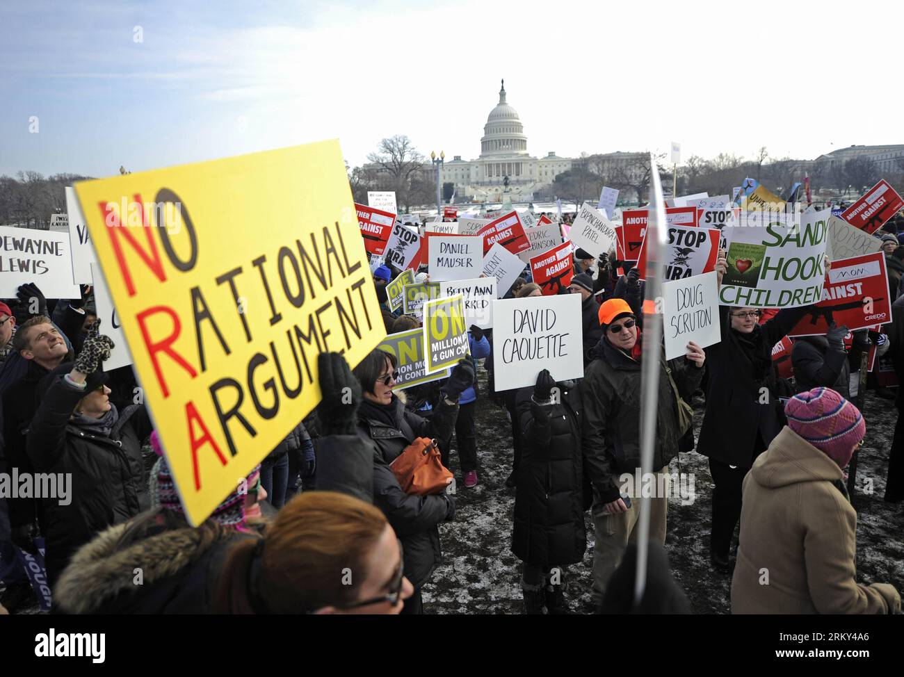 Bildnummer: 59139707 Datum: 26.01.2013 Copyright: imago/Xinhua (130126) -- WASHINGTON D.C., 26 gennaio 2013 (Xinhua) -- tenere cartelli contro la violenza delle armi di fronte al Campidoglio durante una marcia a Washington D.C., capitale degli Stati Uniti, 26 gennaio 2013. Migliaia di persone, tra cui familiari delle vittime e sopravvissuti alle sparatorie alla Virginia Tech University, alla scuola elementare Sandy Hook e altri, hanno partecipato a una marcia per leggi più severe sul controllo delle armi qui sabato. (Xinhua/Zhang Jun) US-WASHINGTON-GUN CONTROL-MARCH PUBLICATIONxNOTxINxCHN Politik Demo Protest Waffengesetze premium Foto Stock
