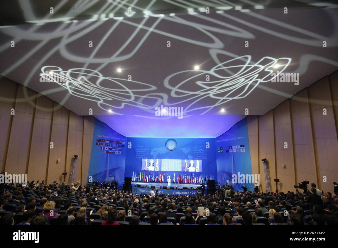 Bildnummer: 59142286 Datum: 28.01.2013 Copyright: imago/Xinhua la ventunesima riunione annuale del Forum parlamentare Asia-Pacifico si tiene a Vladivostok, Russia, il 28 gennaio 2013. Fondato a Tokyo nel 1993, il forum mira a promuovere una maggiore cooperazione tra gli organi legislativi della regione Asia-Pacifico. (Xinhua/Lu Jinbo)(axy) RIUNIONE ANNUALE RUSSIA-VLADIVOSTOK-APPF PUBLICATIONxNOTxINxCHN People Politik Premiumd x0x xds 2013 quer 59142286 Data 28 01 2013 Copyright Imago XINHUA la 21a riunione annuale del Forum parlamentare Asia Pacifico È eroe a Vladivostok Russia gennaio 28 2013 Establishe Foto Stock