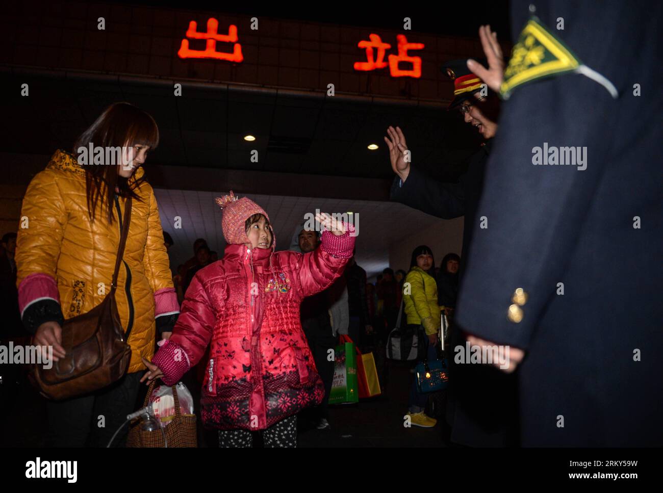 Bildnummer: 59148616 Datum: 29.01.2013 Copyright: imago/Xinhua HANGZHOU, gennaio 28, 2013 -- Chen Yan (1st L) e sua figlia Liu Pingping salutano gli assistenti del treno dopo essere saliti alla stazione ferroviaria di Fuyang a Fuyang, nella provincia di Anhui della Cina orientale, la mattina presto del 29 gennaio 2013. Liu Chuantao, un lavoratore migrante di 32 anni, gestisce un'attività di decorazione domestica a Hangzhou, capitale della provincia di Zhejiang nella Cina orientale. Sua moglie, Chen Yan, lavora per una fabbrica con sede a Hangzhou. La coppia portò la loro figlia di otto anni Liu Pingping a Hangzhou. Mentre lasciava il loro elde Foto Stock