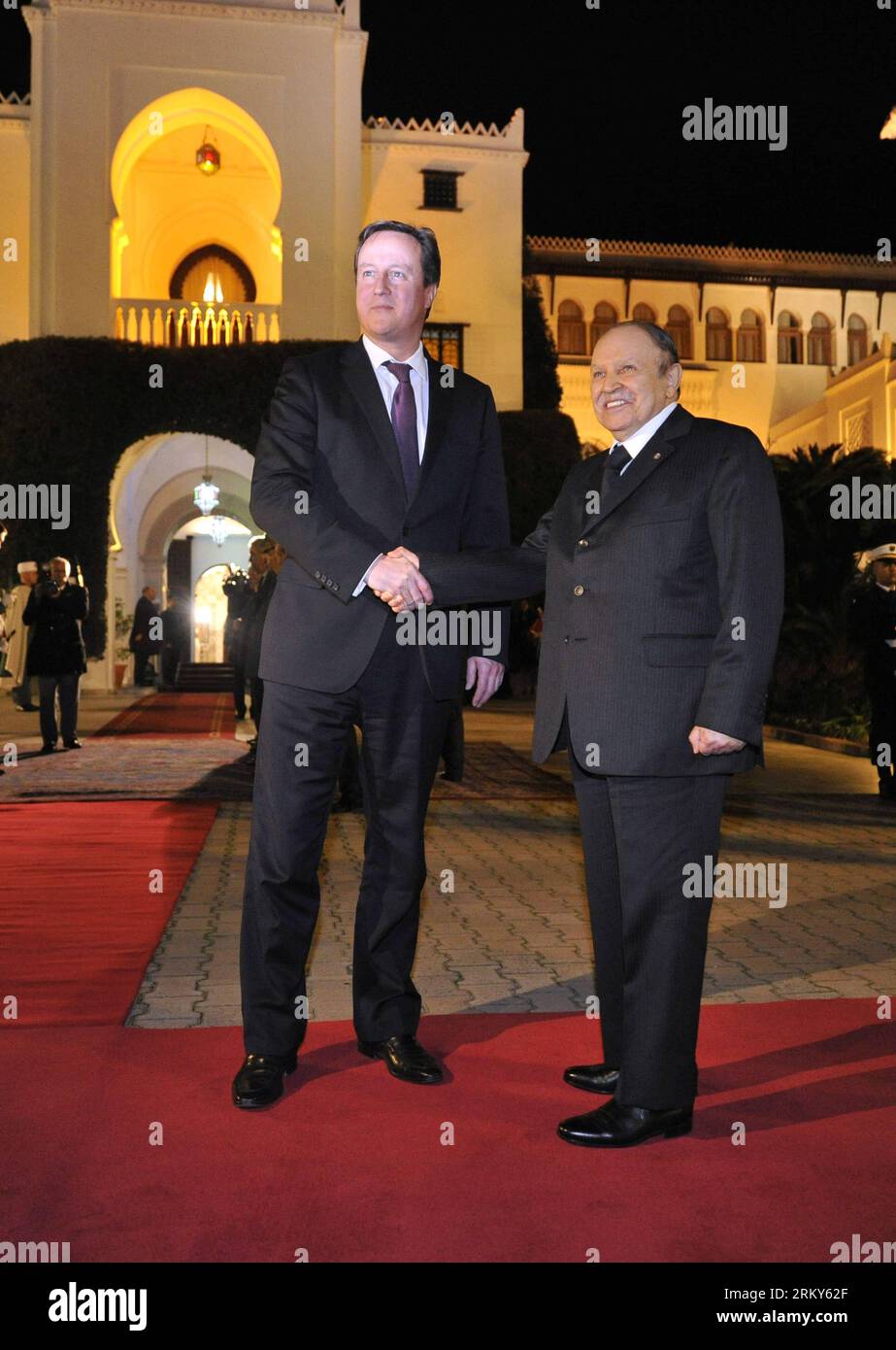 Bildnummer: 59153934  Datum: 30.01.2013  Copyright: imago/Xinhua (130130) -- ALGIERS, Jan. 30, 2013 (Xinhua) -- Algerian President Abdelaziz Bouteflika welcomes British Prime Minister David Cameron in the Palais du Peuple office, in Algiers, Jan 30, 2013. David Cameron arrived on Wednesday in Algiers to discuss ways of boosting bilateral ties, including regional and international issues of common interest between the United Kingdom and Algeria. (Xinhua/Mohamed Kadri) ALGERIA-ALGEIERS-UK-VISIT PUBLICATIONxNOTxINxCHN People Politik premiumd x0x xsk 2013 hoch      59153934 Date 30 01 2013 Copyrig Foto Stock