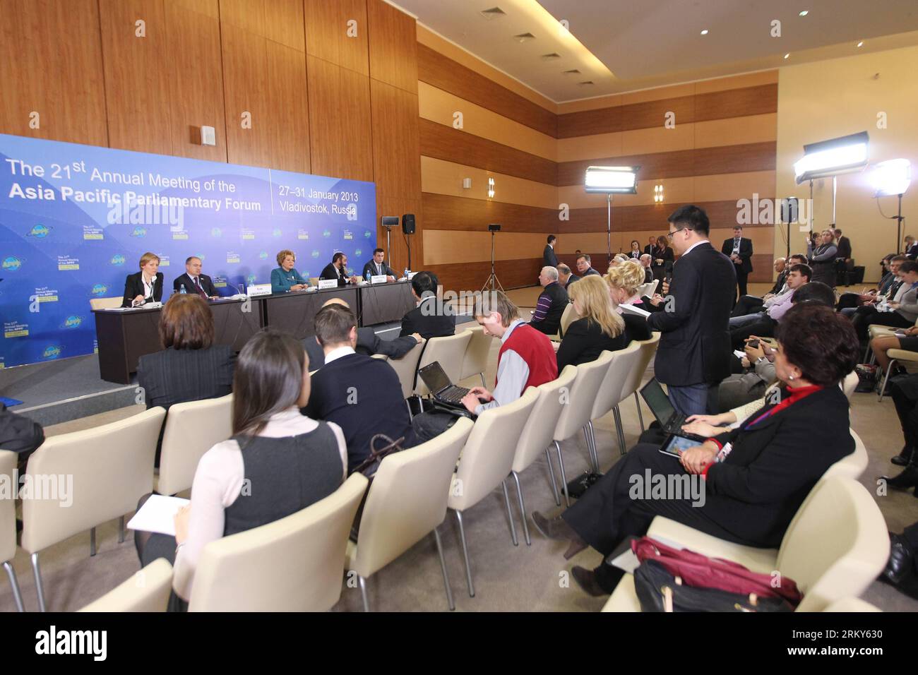 Bildnummer: 59153963 Datum: 30.01.2013 Copyright: imago/Xinhua (130130) - VLADIVOSTOK, 30 gennaio 2013 (Xinhua) - Valentina Matviyenko (C), presidente del Consiglio della Federazione russa, parla ai media dopo la chiusura della 21a riunione annuale del Forum parlamentare Asia-Pacifico (APPF) a Vladivostok, Russia, 30 gennaio 2013. Fondato a Tokyo nel 1993, il forum mira a promuovere una maggiore cooperazione tra gli organi legislativi della regione Asia-Pacifico. (Xinhua/Lu Jinbo) (zy) RUSSIA-VLADIVOSTOK-APPF-CLOSURE PUBLICATIONxNOTxINxCHN People Politik xns x0x 2013 quer premiumd 59153963 D Foto Stock