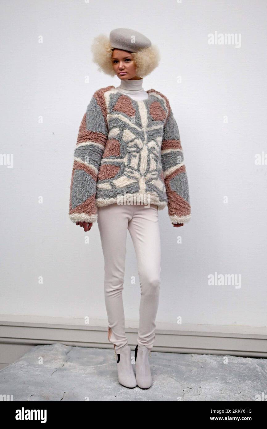 Bildnummer: 59156521 Datum: 31.01.2013 Copyright: imago/Xinhua (130131) -- COPENHAGEN, Jan. 31, 2013 (Xinhua) -- una modella indossa un abito della stilista danese Stine Goya durante la Copenhagen Fashion Week in Danimarca il 31 gennaio 2013.(Xinhua/Wu Bo)(yy) DANIMARCA-COPENHAGEN-FASHION WEEK PUBLICATIONxNOTxINxCHN Kultur Entertainment Mode Modenschau Modewoche Freisteller premiumd x0x xmb 2013 hoch 59156521 Data 31 01 2013 Copyright Imago XINHUA Copenhagen Jan 31 2013 XINHUA a Model Wears a Dress by Danish Fashion Designers Stine Goya durante la Copenhagen Fashion Week in Danimarca IL 31 gennaio 2 Foto Stock