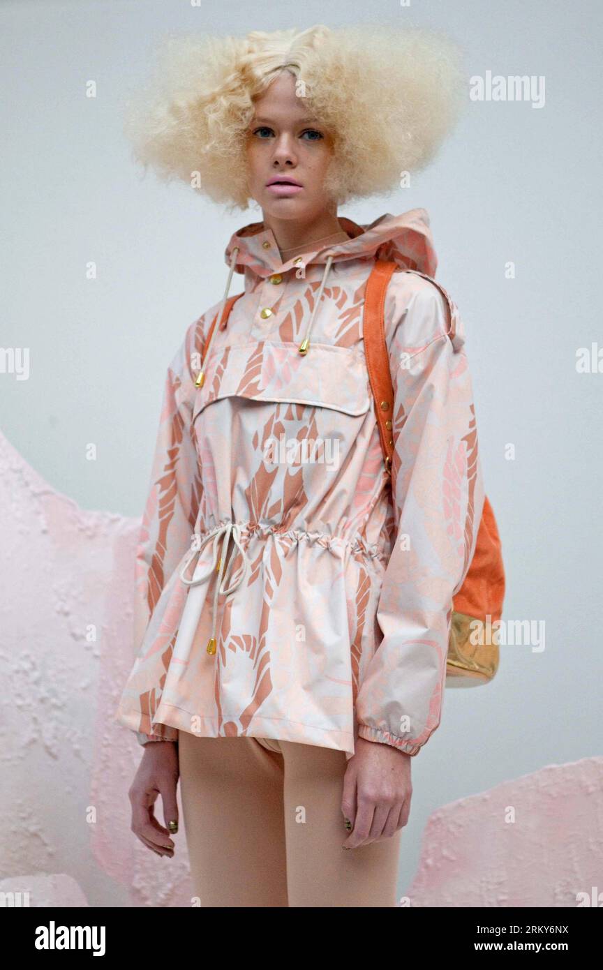 Bildnummer: 59156528 Datum: 31.01.2013 Copyright: imago/Xinhua (130131) -- COPENHAGEN, 31 gennaio 2013 (Xinhua) -- Una modella indossa un abito della stilista danese Stine Goya durante la settimana della MODA di Copenaghen in Danimarca il 31 gennaio 2013.(Xinhua/Wu Bo)(yy) DANIMARCA-COPENHAGEN-FASHION WEEK publicationxnotxinxchn Kultur Entertainment Mode 2013 59156528 Data 31 01 2013 Copyright Imago XINHUA Copenhagen Jan 31 2013 XINHUA a Model Wears a Dress by Danish Fashion Designers Stine Goya durante la Copenhagen Fashion Week in Danimarca IL 31 2013 gennaio XINHUA W. Foto Stock