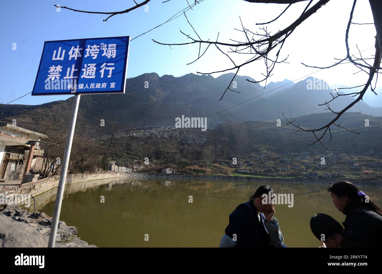 Bildnummer: 59160126 Datum: 01.02.2013 Copyright: imago/Xinhua (130201) -- ZHENXIONG, 1 febbraio 2013 (Xinhua) -- la foto scattata il 1 febbraio 2013 mostra un cartello di avvertimento nella Zhongtun Township nella contea di Zhenxiong, nella provincia dello Yunnan della Cina sud-occidentale. Una frana ha distrutto 35 case, ne ha danneggiate altre 928 e ha colpito le vite di 712 qui. Tutti gli abitanti del villaggio che sono stati colpiti dalla frana sono stati trasferiti, ha detto il governo della contea. Non sono state segnalate vittime. (Xinhua/Qin Qing) (yxb) CHINA-YUNNAN-LANSLIDE(CN) PUBLICATIONxNOTxINxCHN Gesellschaft Erdrutsch xjh x0x premiumd 2013 quer 59160126 DAT Foto Stock